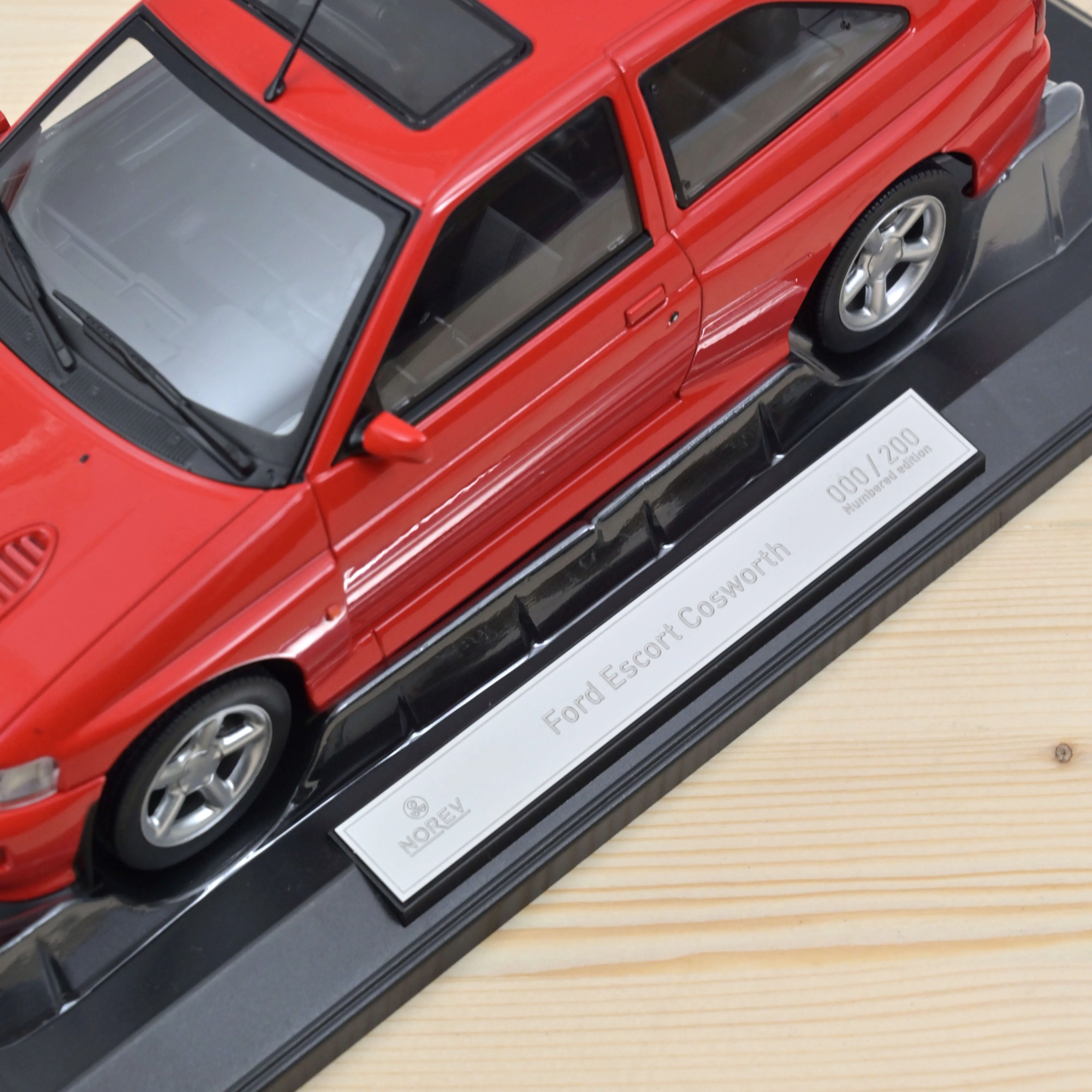 Ford Escort Cosworth 1992 Rouge 1/18 - 200pcs - Image 3