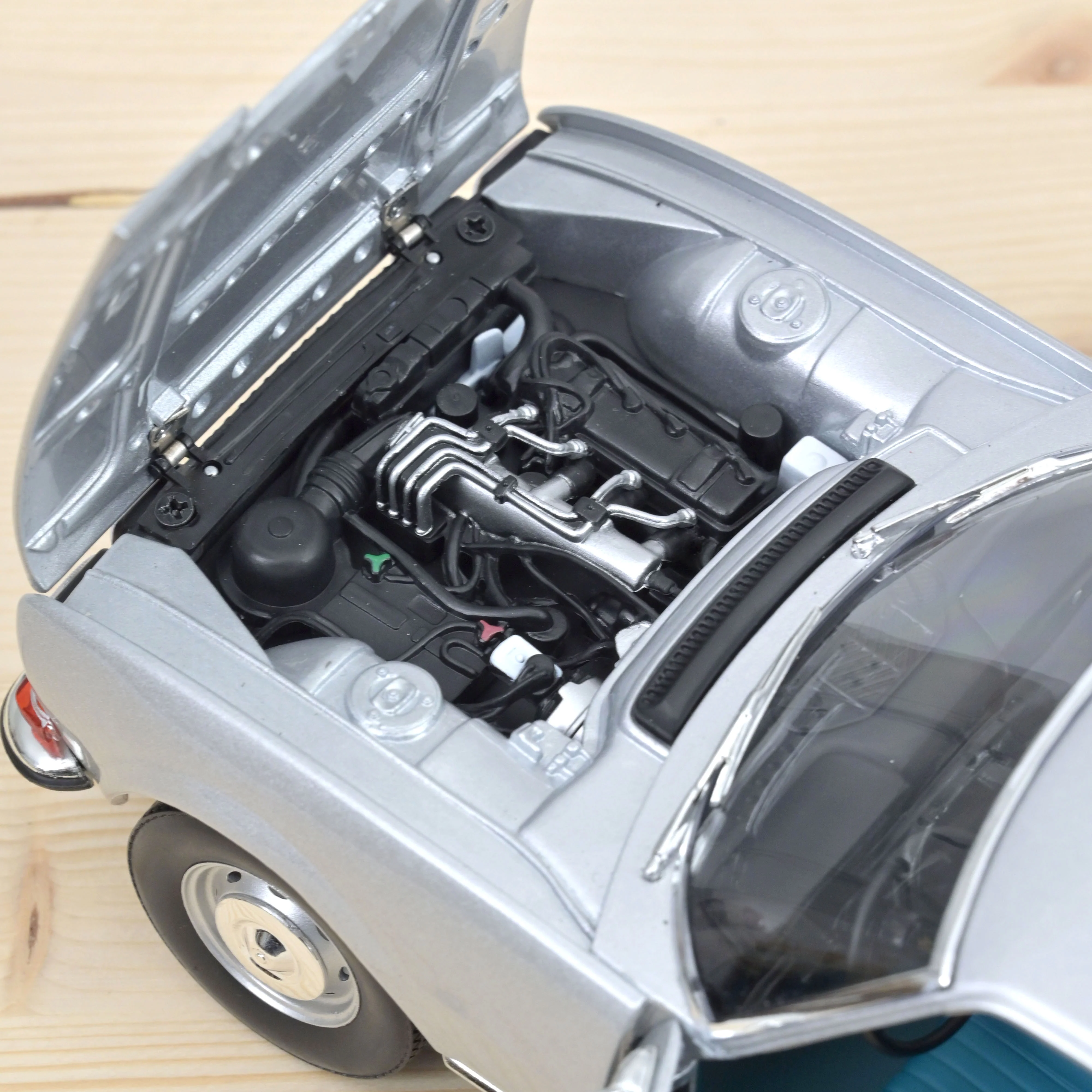 Peugeot 504 Coupe 1969 Argent 1/18 - 250pcs - Image 3