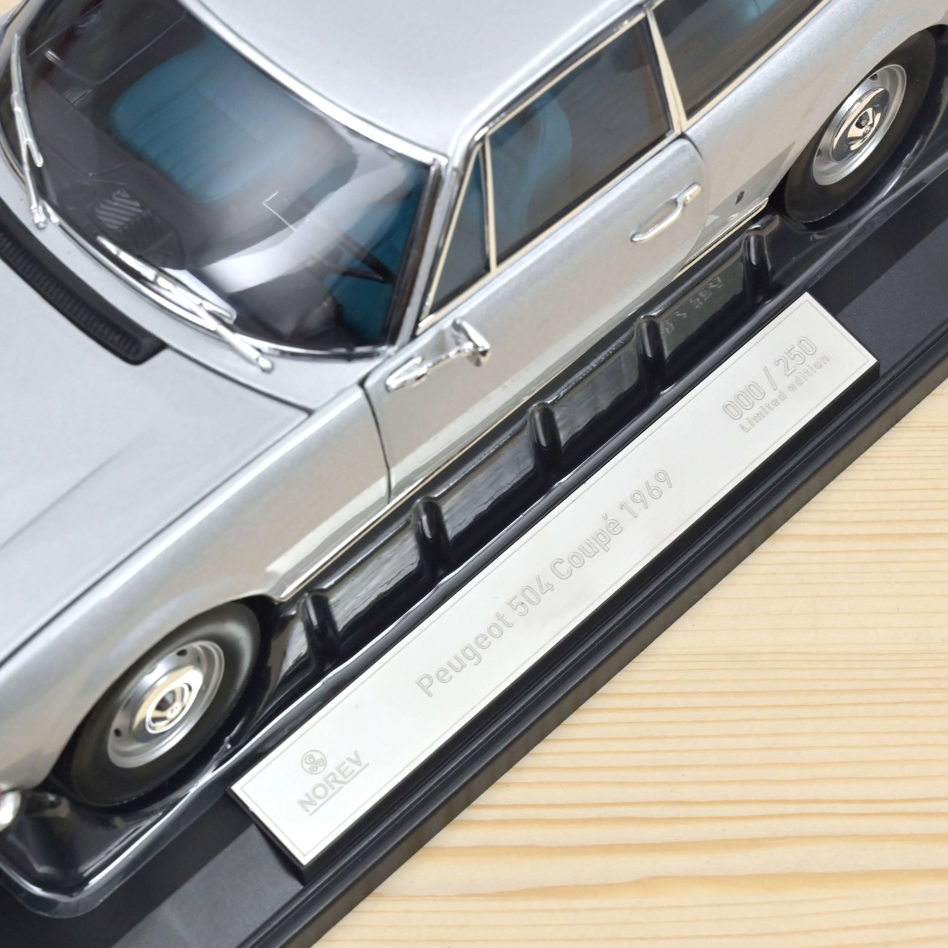 Peugeot 504 Coupe 1969 Argent 1/18 - 250pcs - Image 4