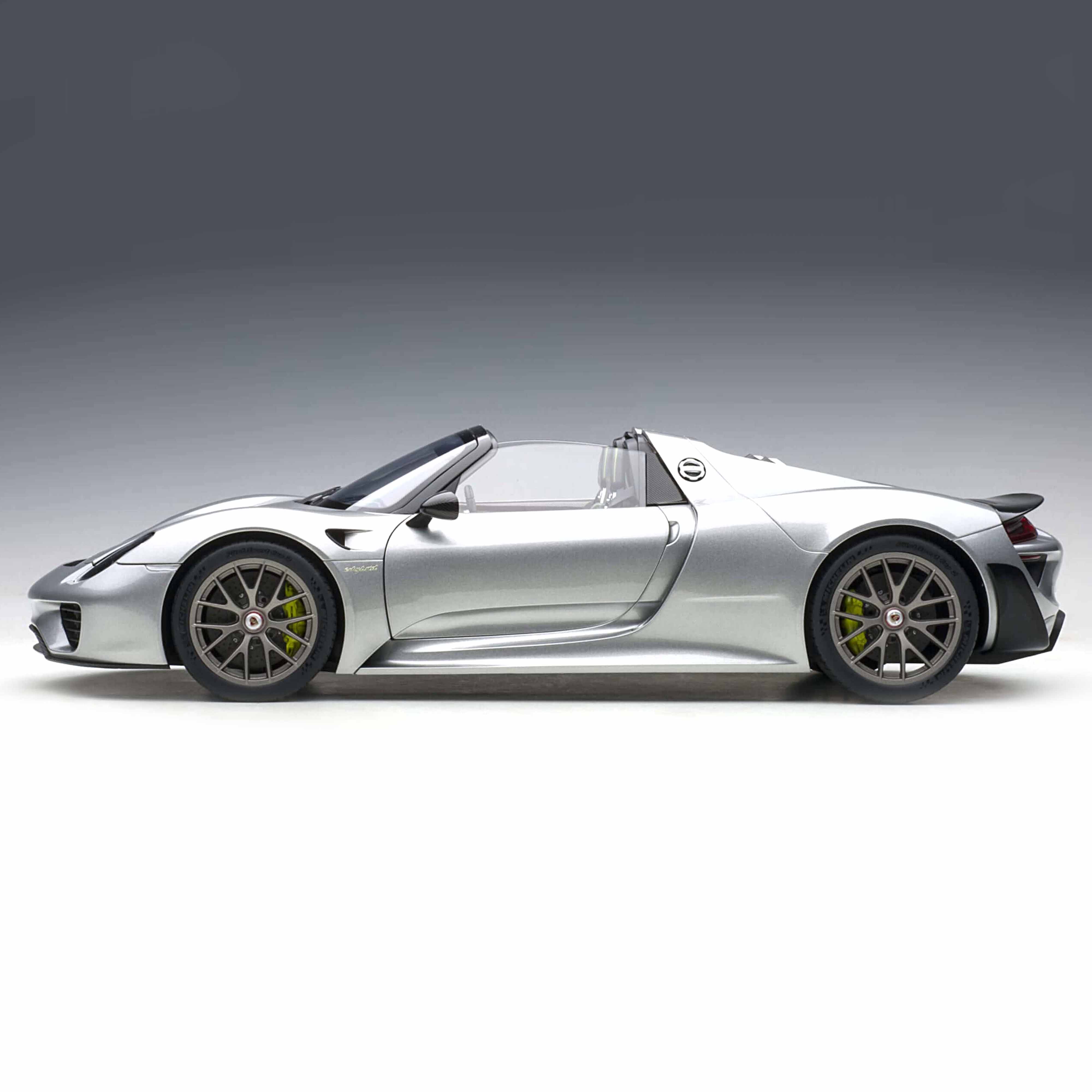 Porsche 918 Spyder Weissach Package GT Argent Métallique 1/12 - Image 3