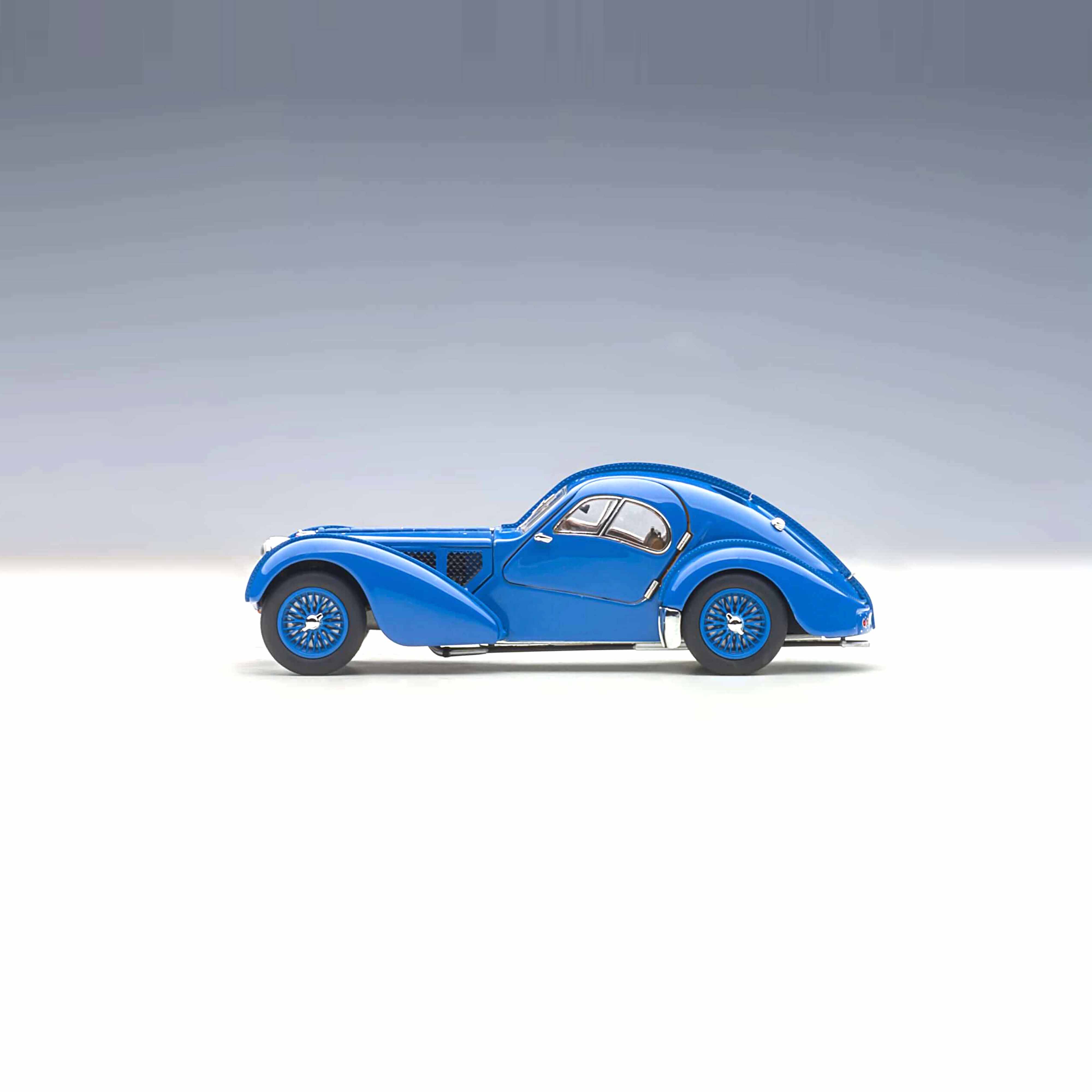Bugatti 57S Atlantic 1938 Bleu/Roues à rayons en fil de fer 1/43 - Image 3