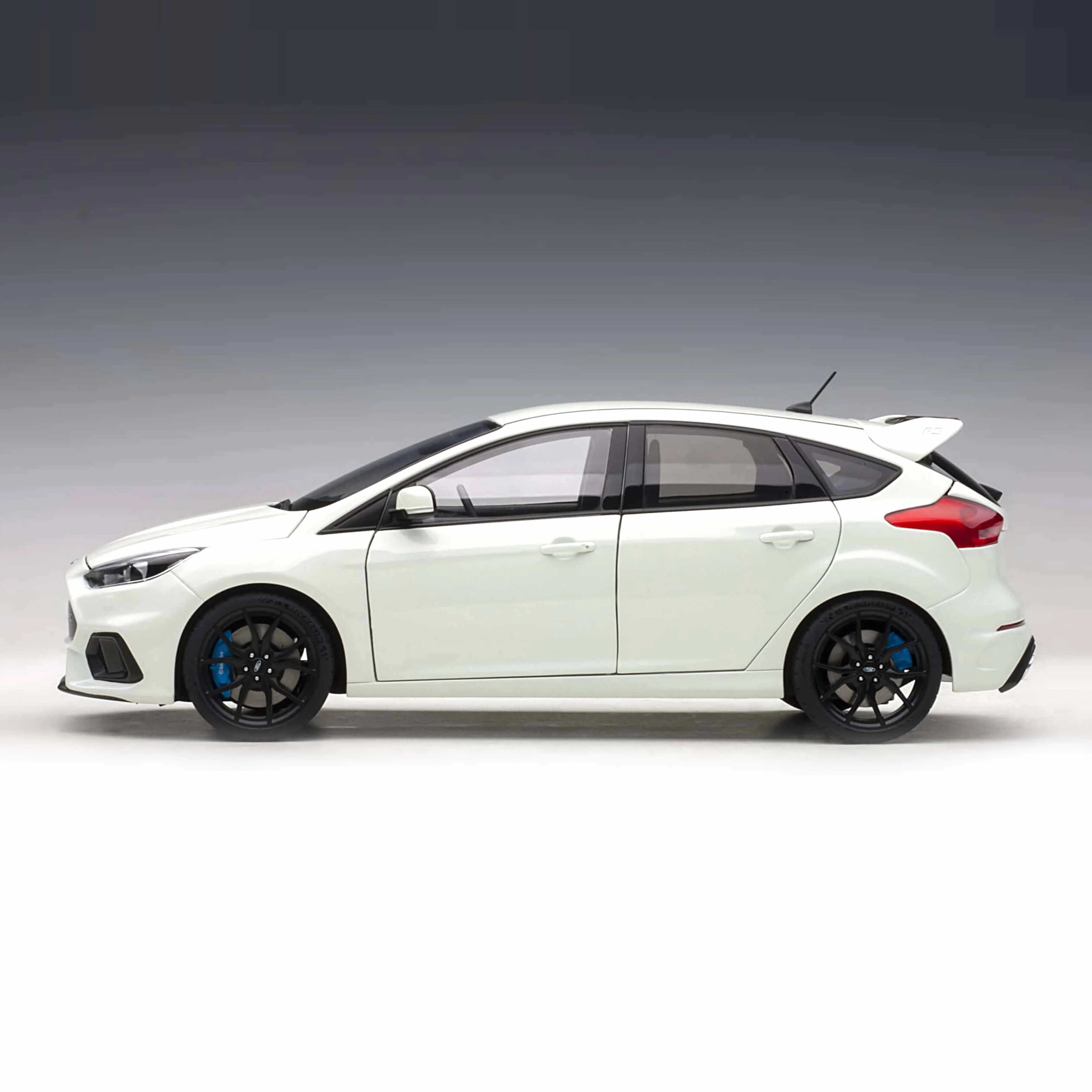 Ford Focus RS 2016 Blanc glacé 1/18 - Image 3