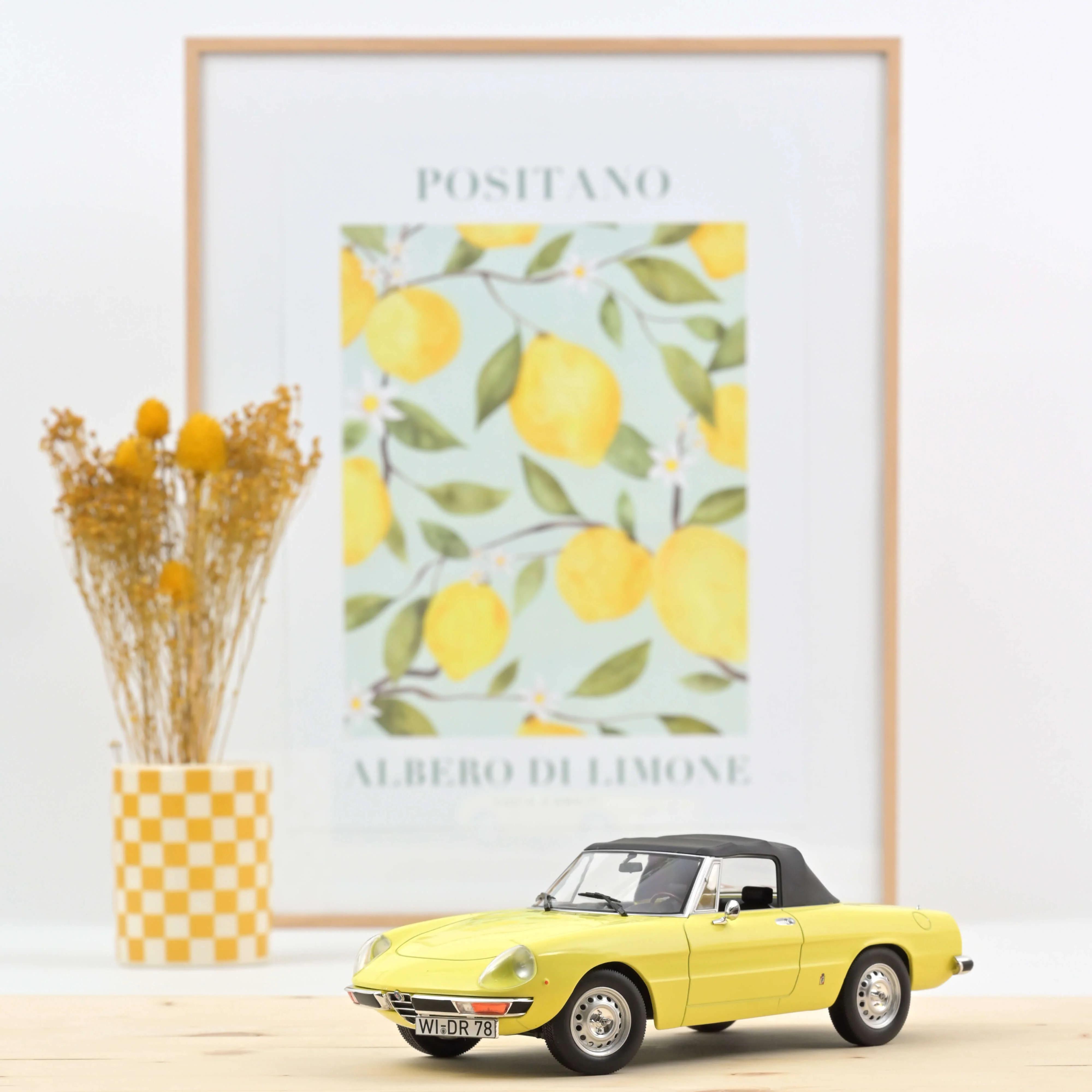 Alfa Romeo 2000 Spider 1978 Jaune 1/18 - 300pcs - Image 2
