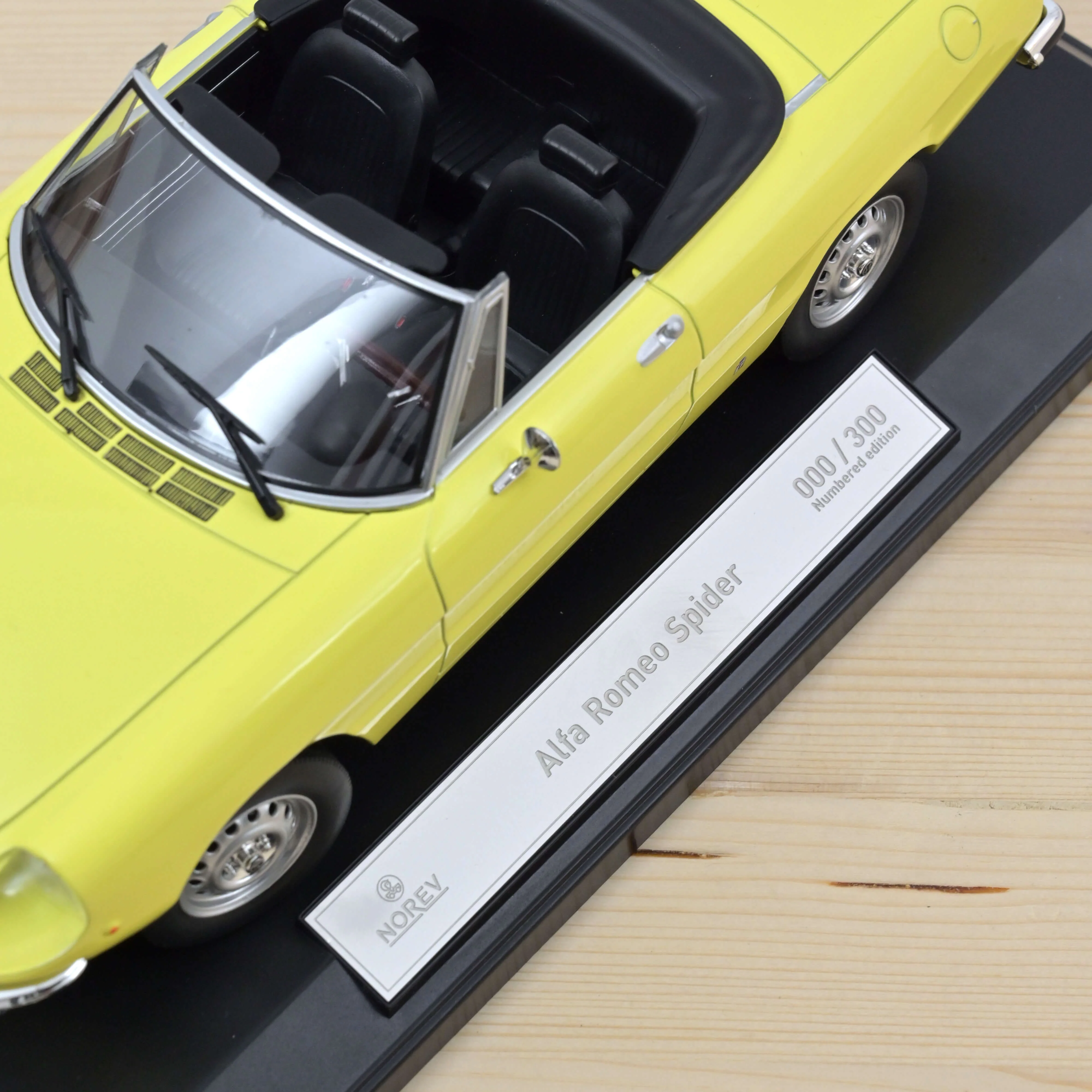 Alfa Romeo 2000 Spider 1978 Jaune 1/18 - 300pcs - Image 4