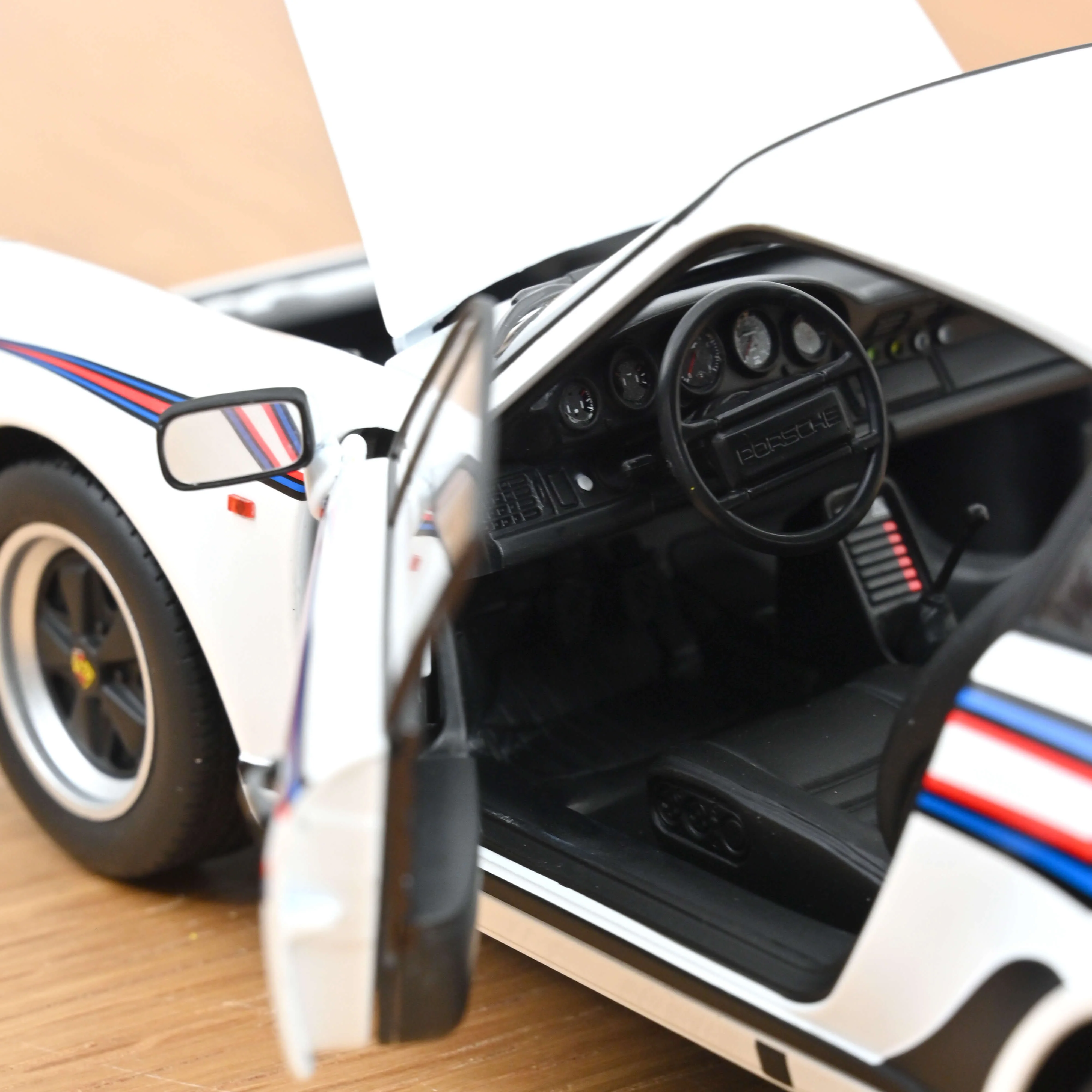 Porsche 911 Turbo 3.3 1980 Blanc Martini 1/18 - Image 4