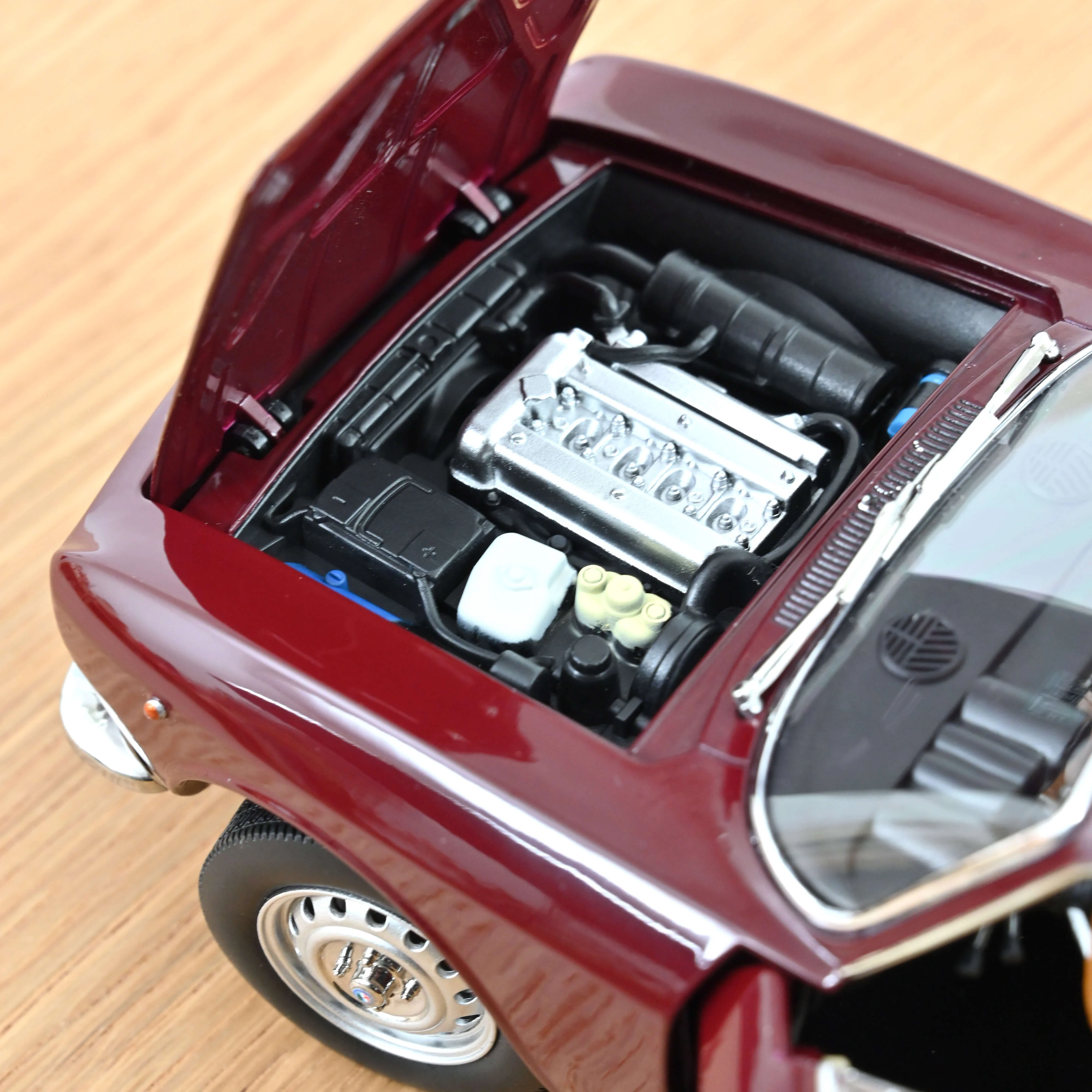 Alfa Romeo 2000 GTV 1973 Amarante 1/18 - Image 4