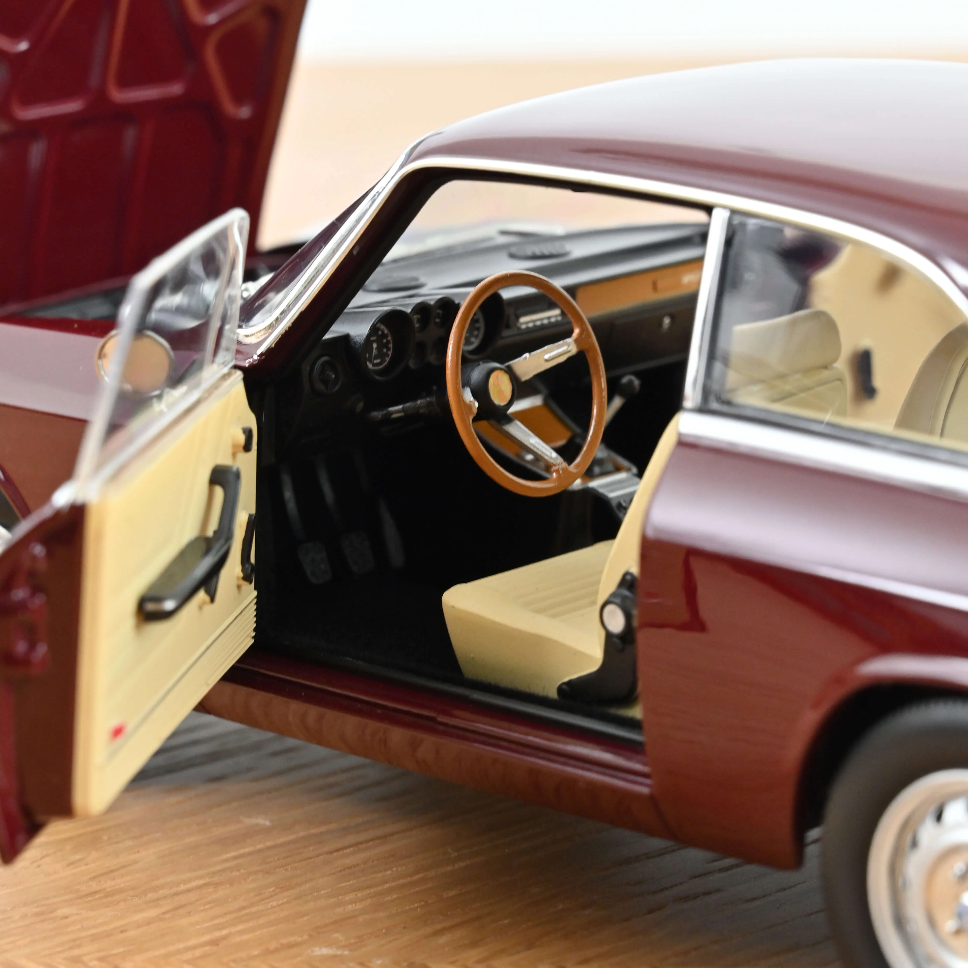 Alfa Romeo 2000 GTV 1973 Amarante 1/18 - Image 5