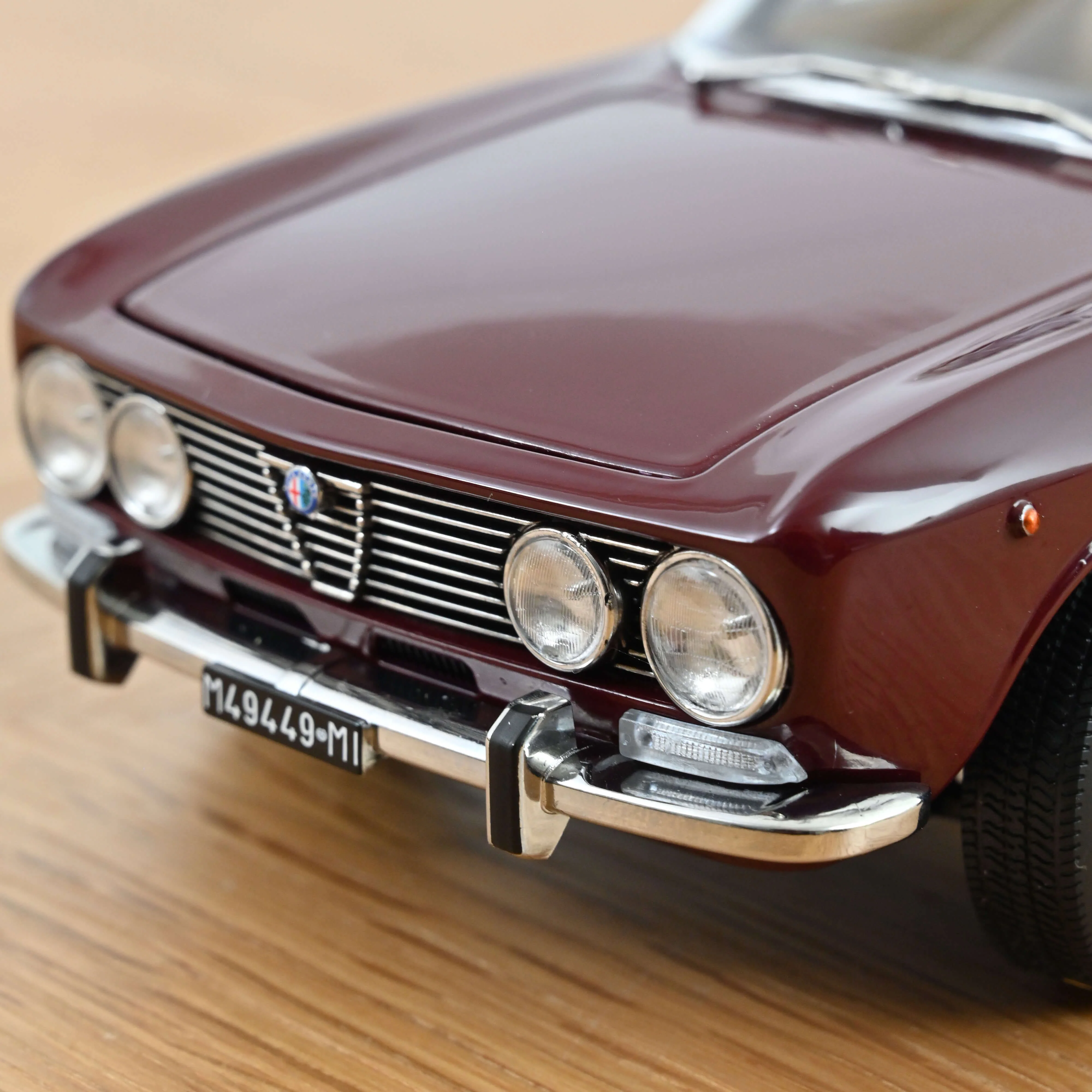 Alfa Romeo 2000 GTV 1973 Amarante 1/18 - Image 6