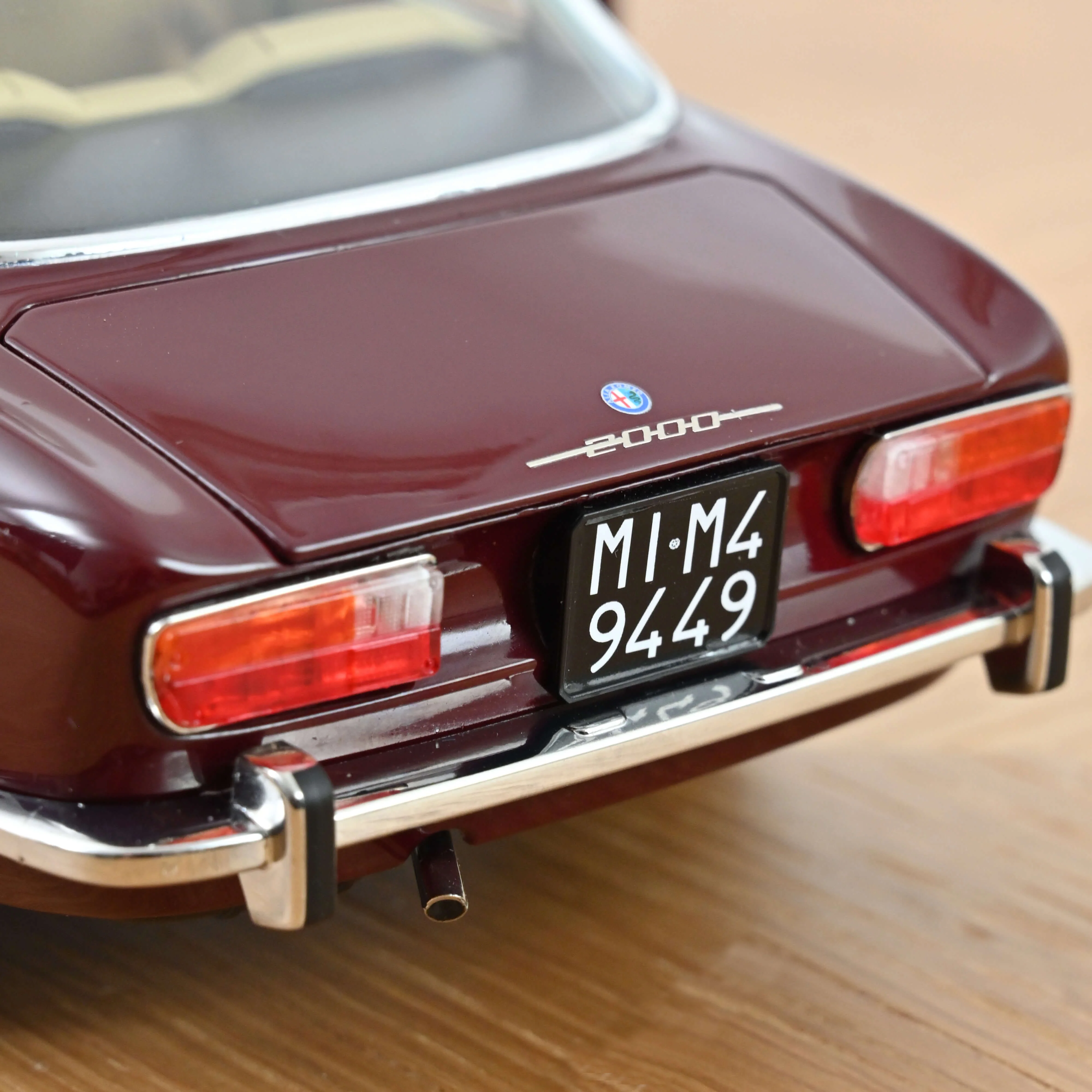 Alfa Romeo 2000 GTV 1973 Amarante 1/18 - Image 7