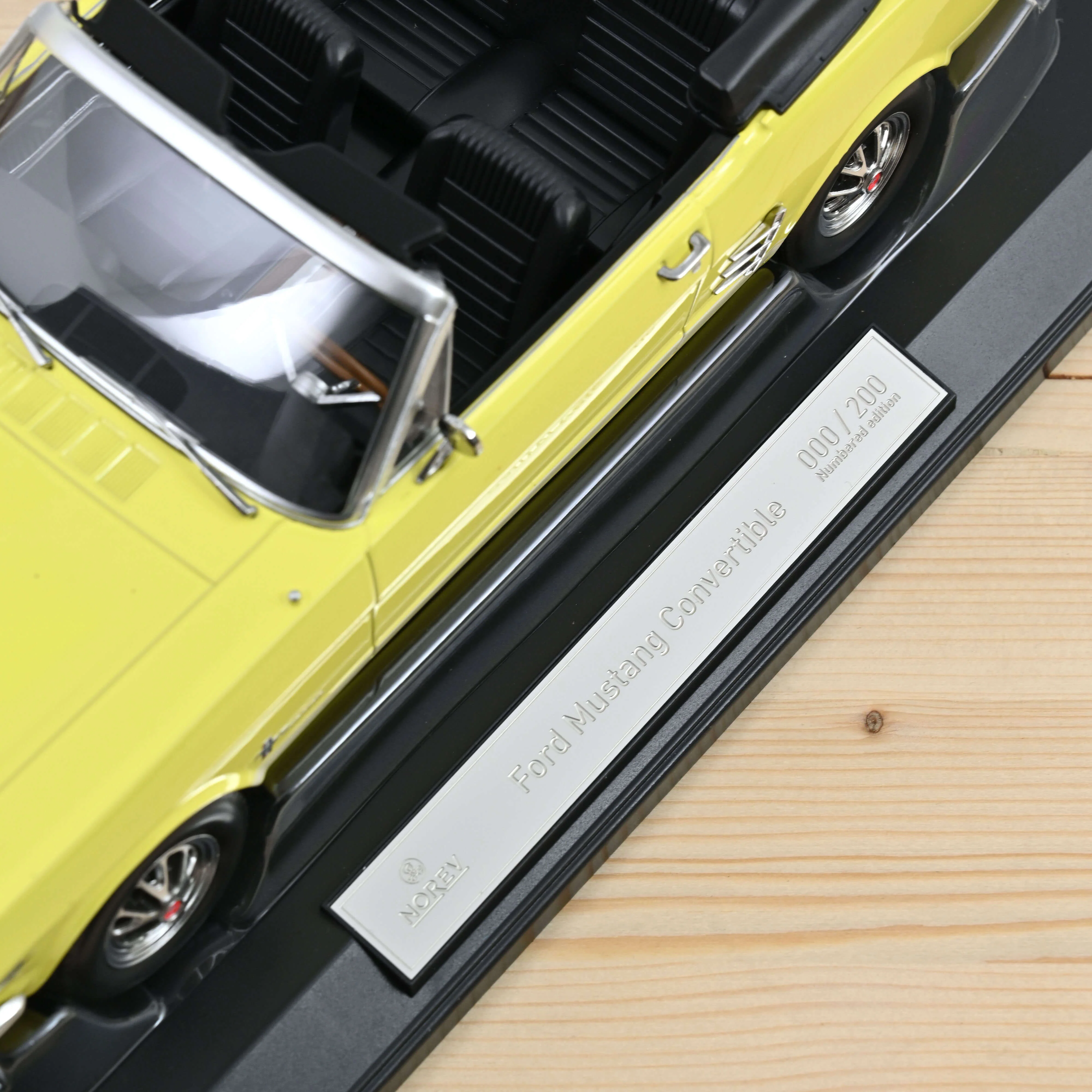 Ford Mustang Convertible 1966 Jaune 1/18 - 200pcs - Image 3