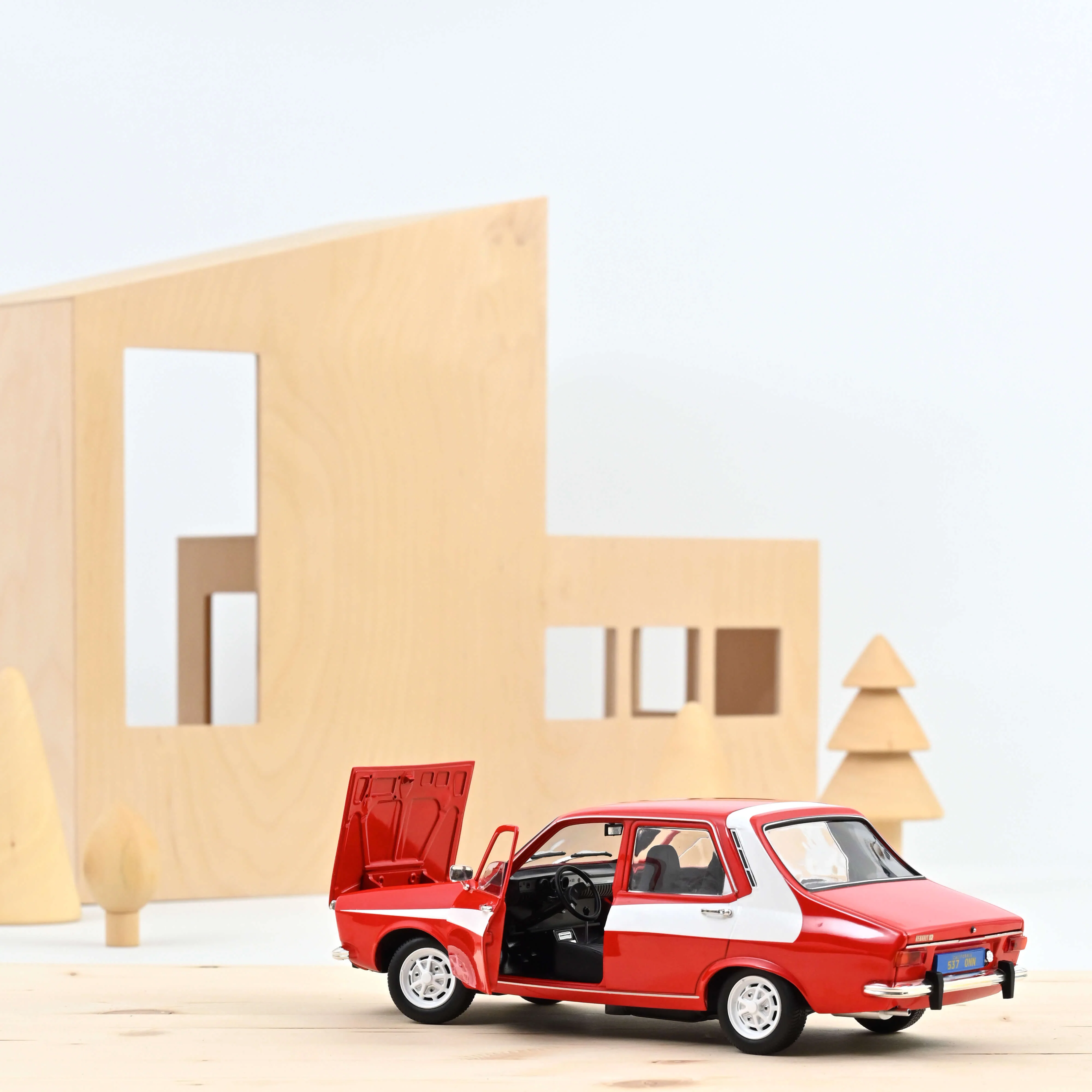 Renault 12 1975 Rouge avec décor latéral blanc 1/18 - 300pcs - Image 2