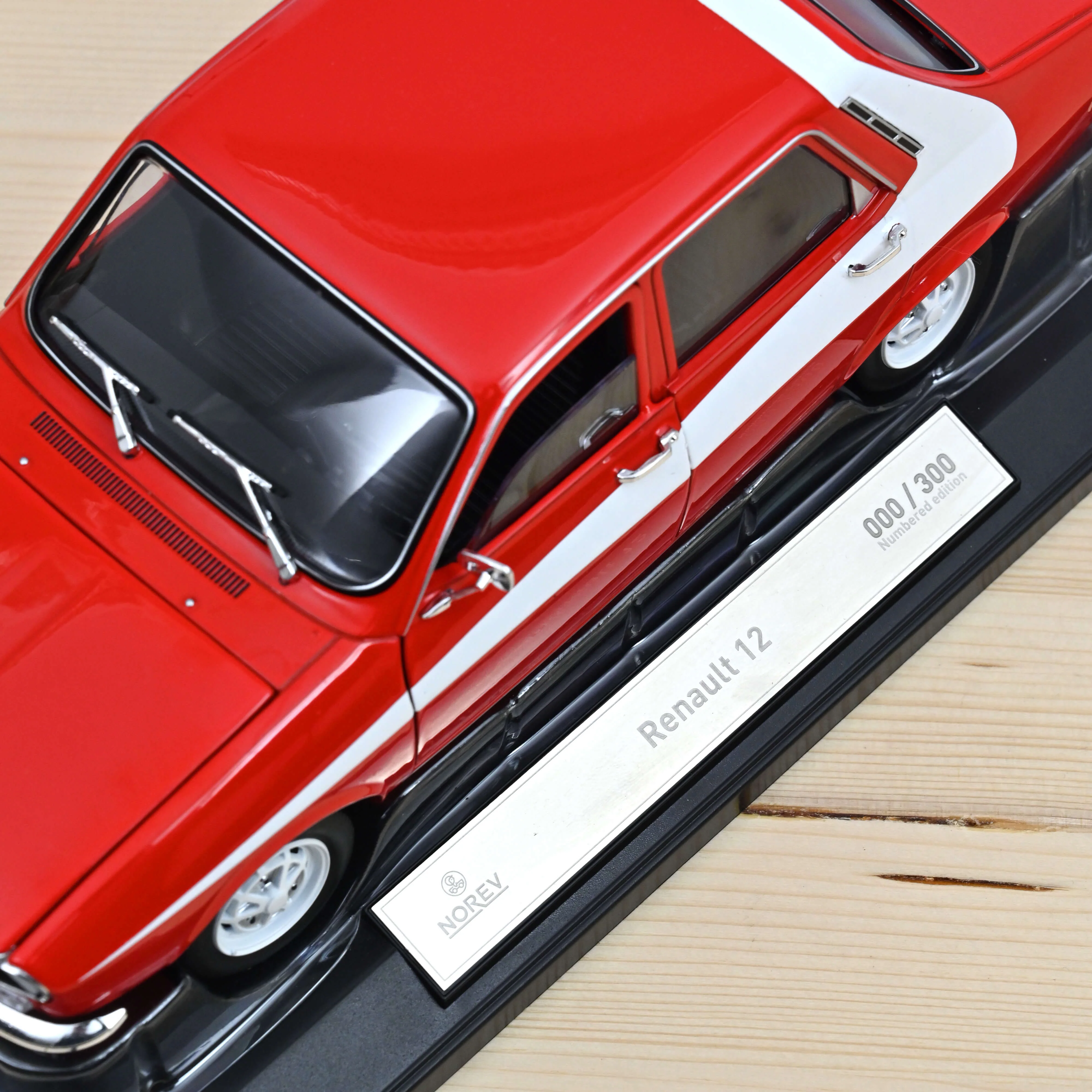 Renault 12 1975 Rouge avec décor latéral blanc 1/18 - 300pcs - Image 4