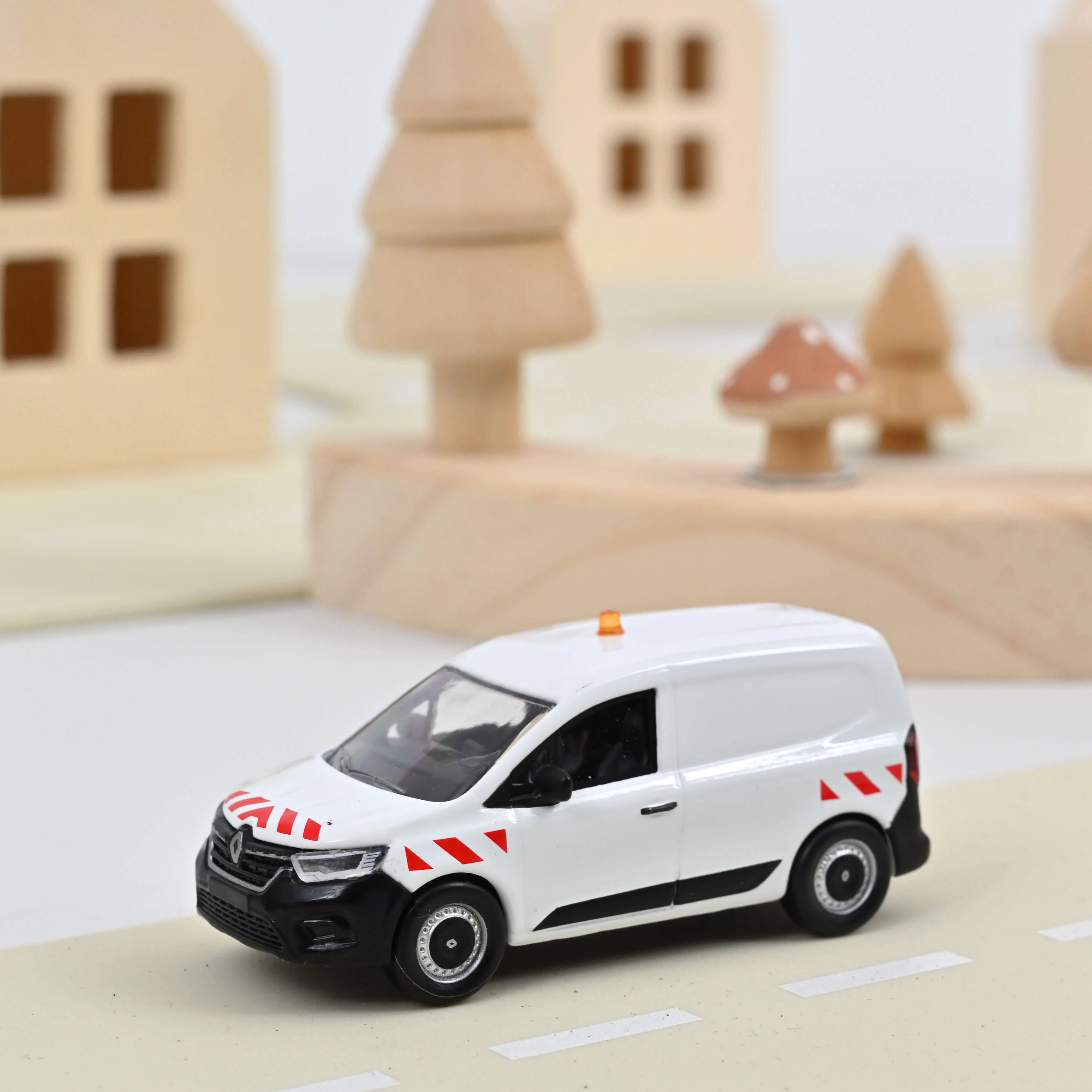 Renault Kangoo Van 2023 Blanc avec bandes rouges 1/64
