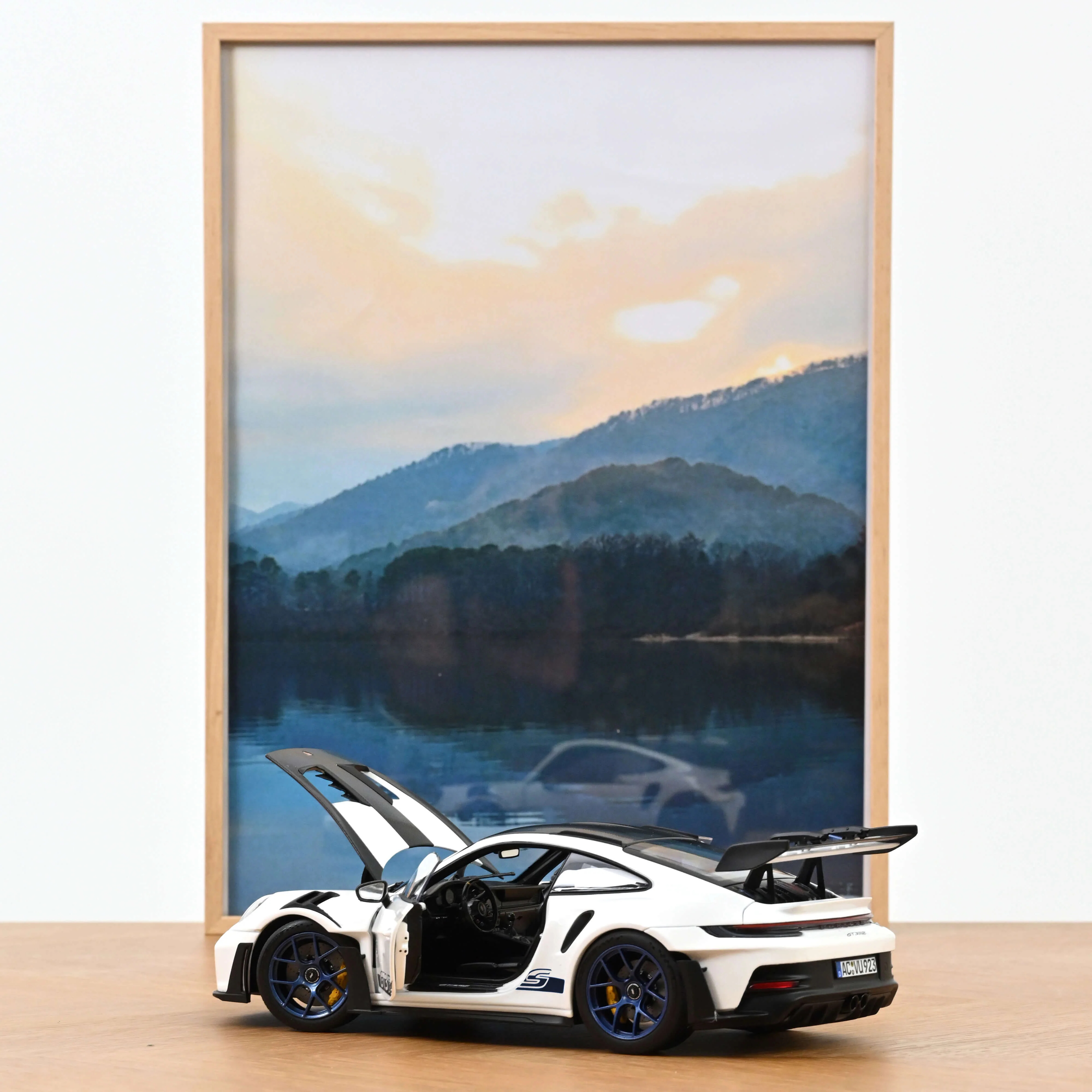 Porsche 911 GT3 RS Pack Weissach 2022 blanc et bleu indigo 1/18 - Image 2