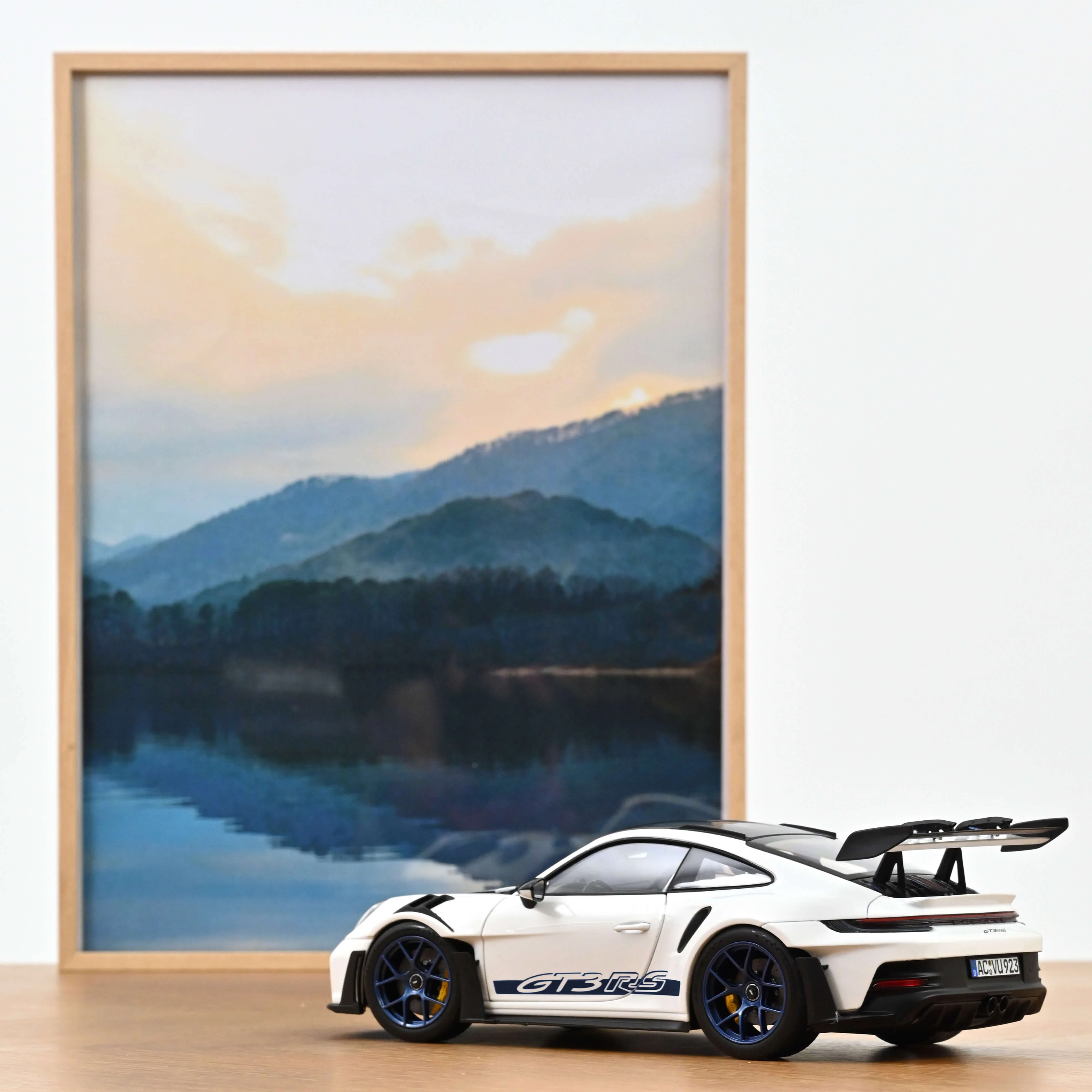 Porsche 911 GT3 RS Pack Weissach 2022 blanc et bleu indigo 1/18 - Image 3