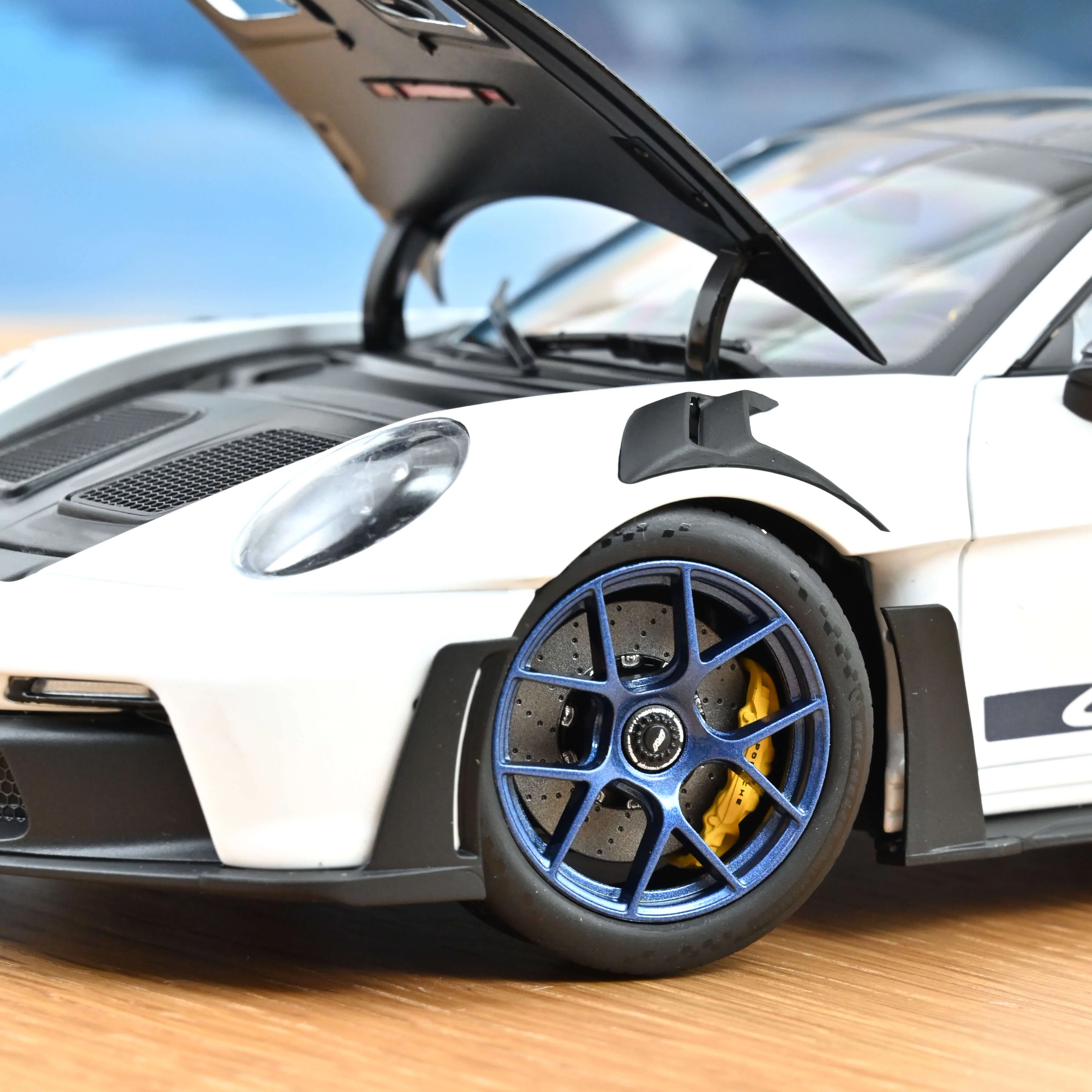Porsche 911 GT3 RS Pack Weissach 2022 blanc et bleu indigo 1/18 - Image 4