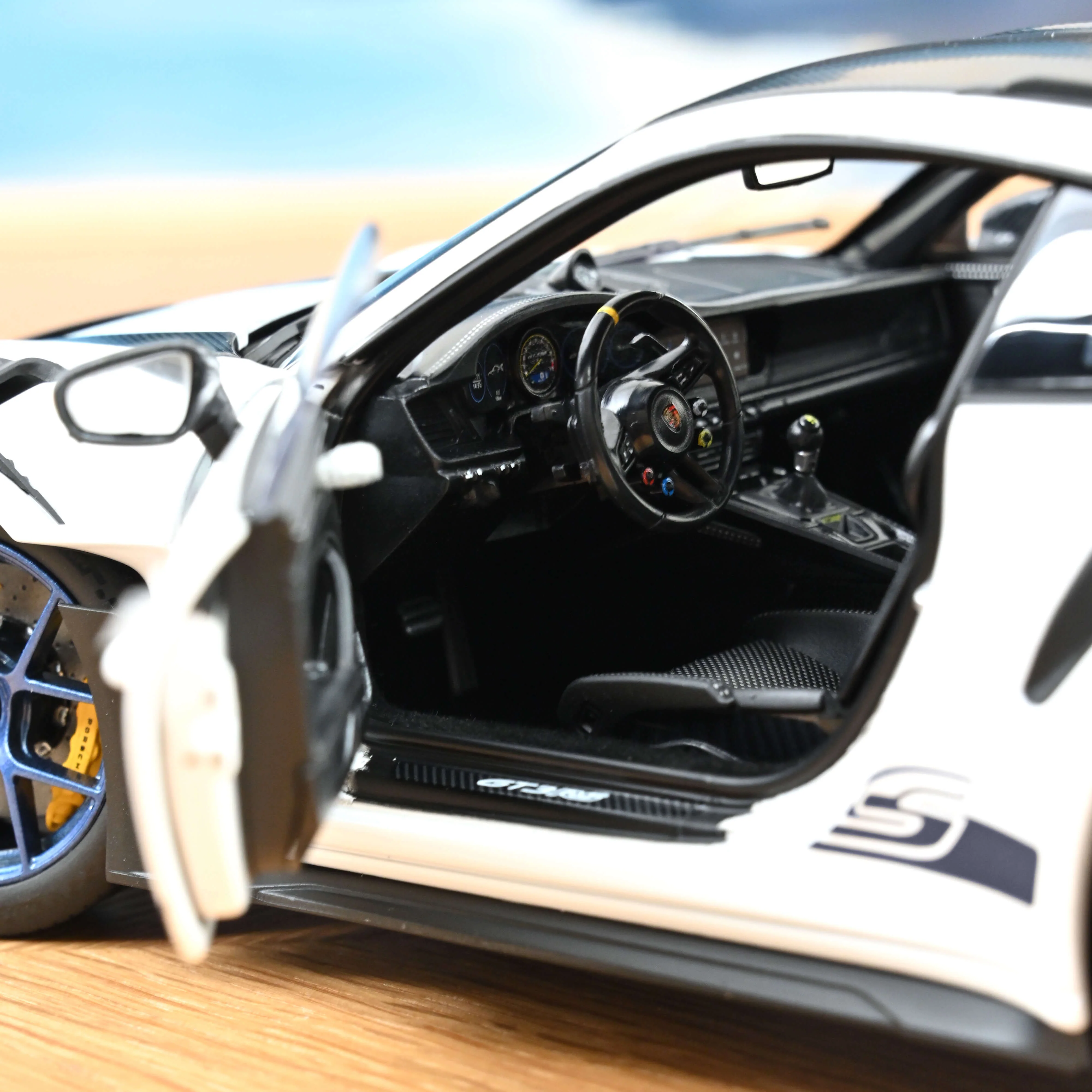 Porsche 911 GT3 RS Pack Weissach 2022 blanc et bleu indigo 1/18 - Image 6