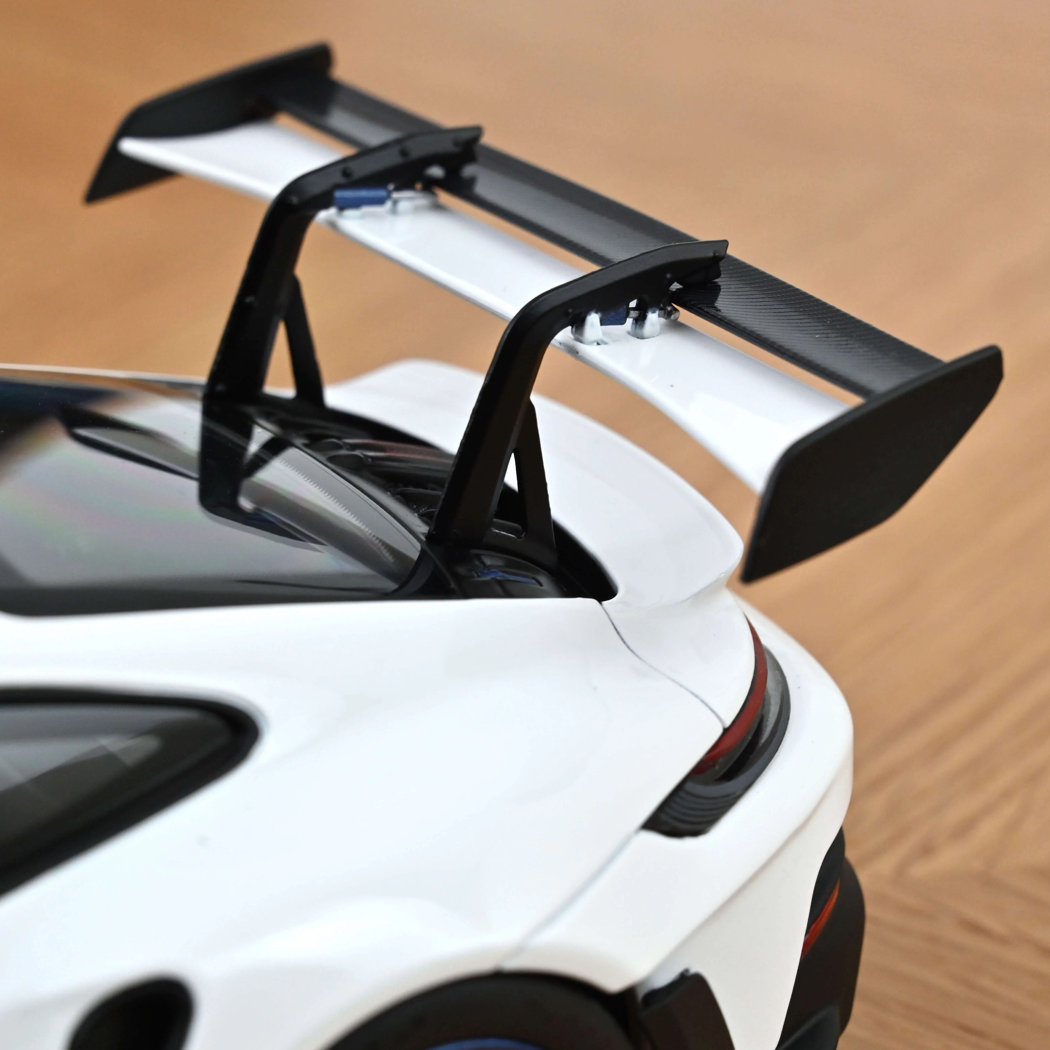 Porsche 911 GT3 RS Pack Weissach 2022 blanc et bleu indigo 1/18 - Image 7