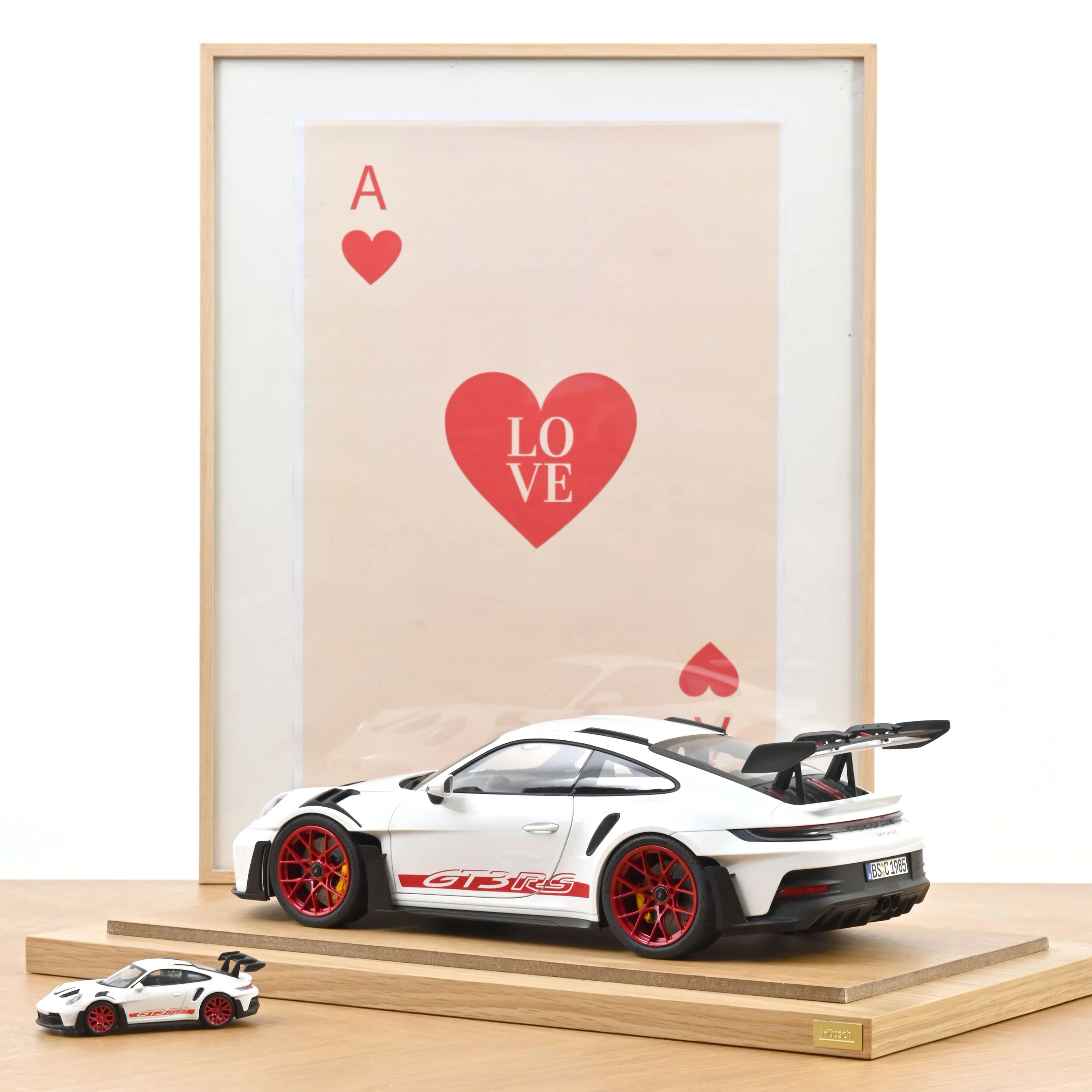 Porsche 911 GT3 RS 2022 Blanc et rouge pyro 1/12 - Image 2