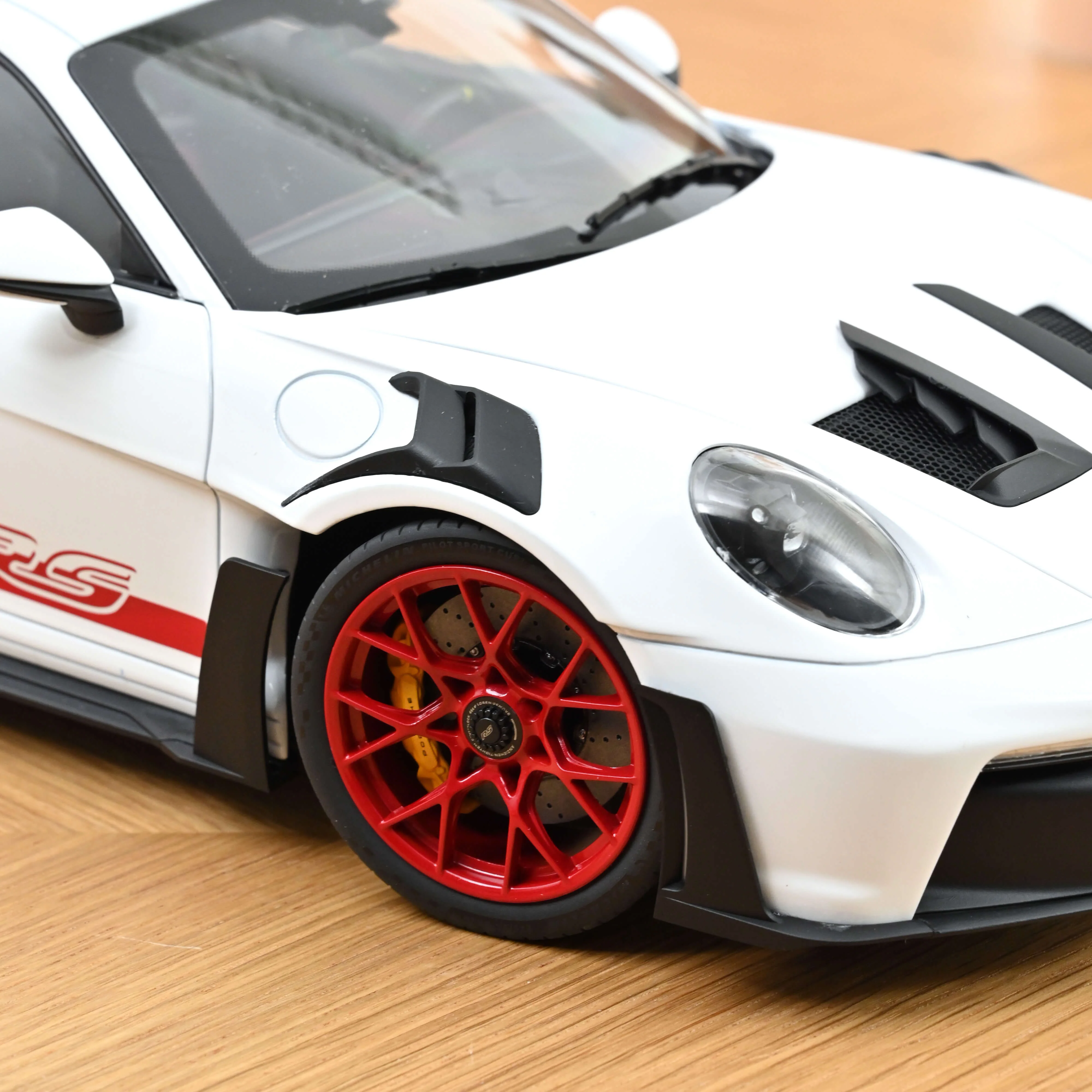 Porsche 911 GT3 RS 2022 Blanc et rouge pyro 1/12 - Image 4