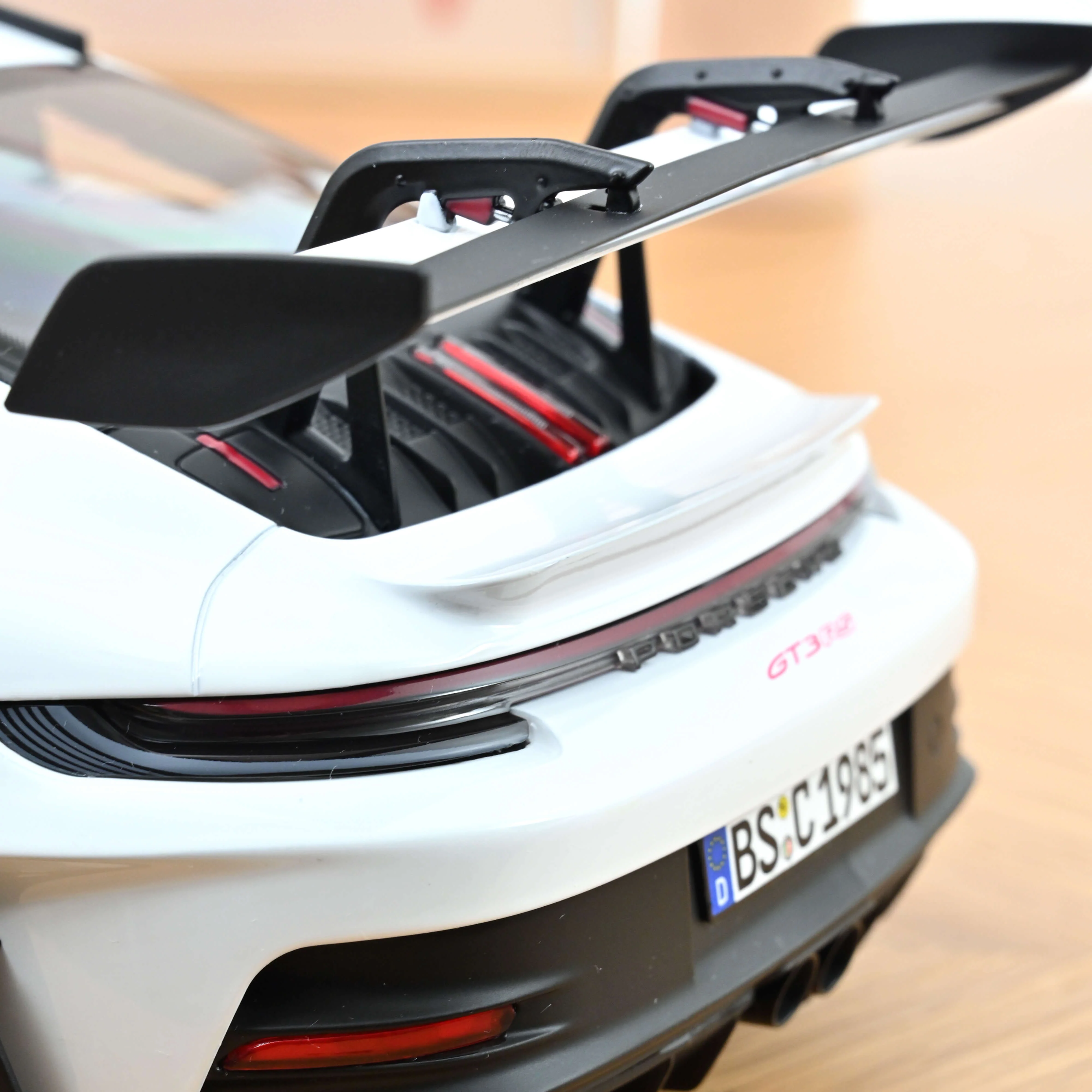 Porsche 911 GT3 RS 2022 Blanc et rouge pyro 1/12 - Image 5