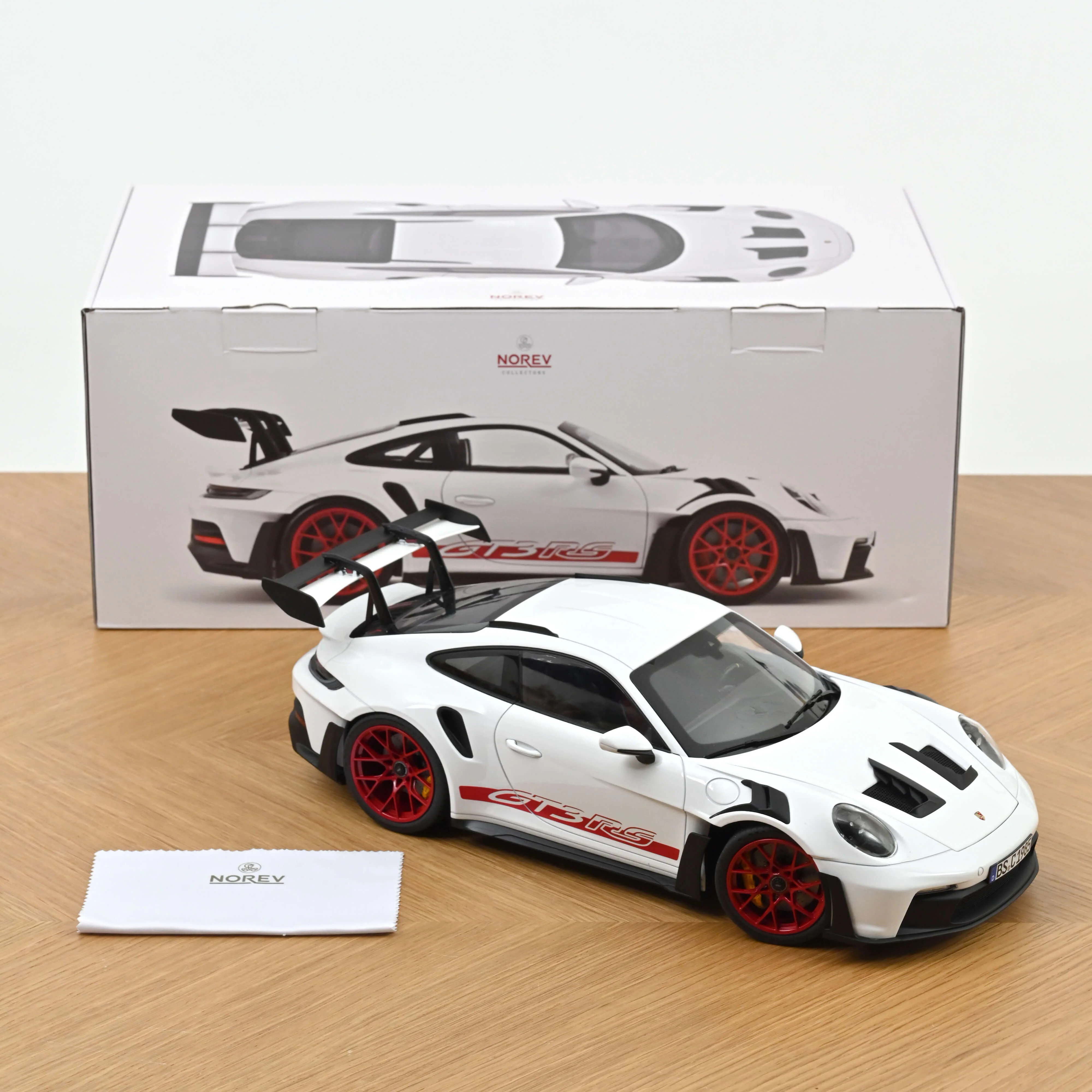 Porsche 911 GT3 RS 2022 Blanc et rouge pyro 1/12 - Image 6