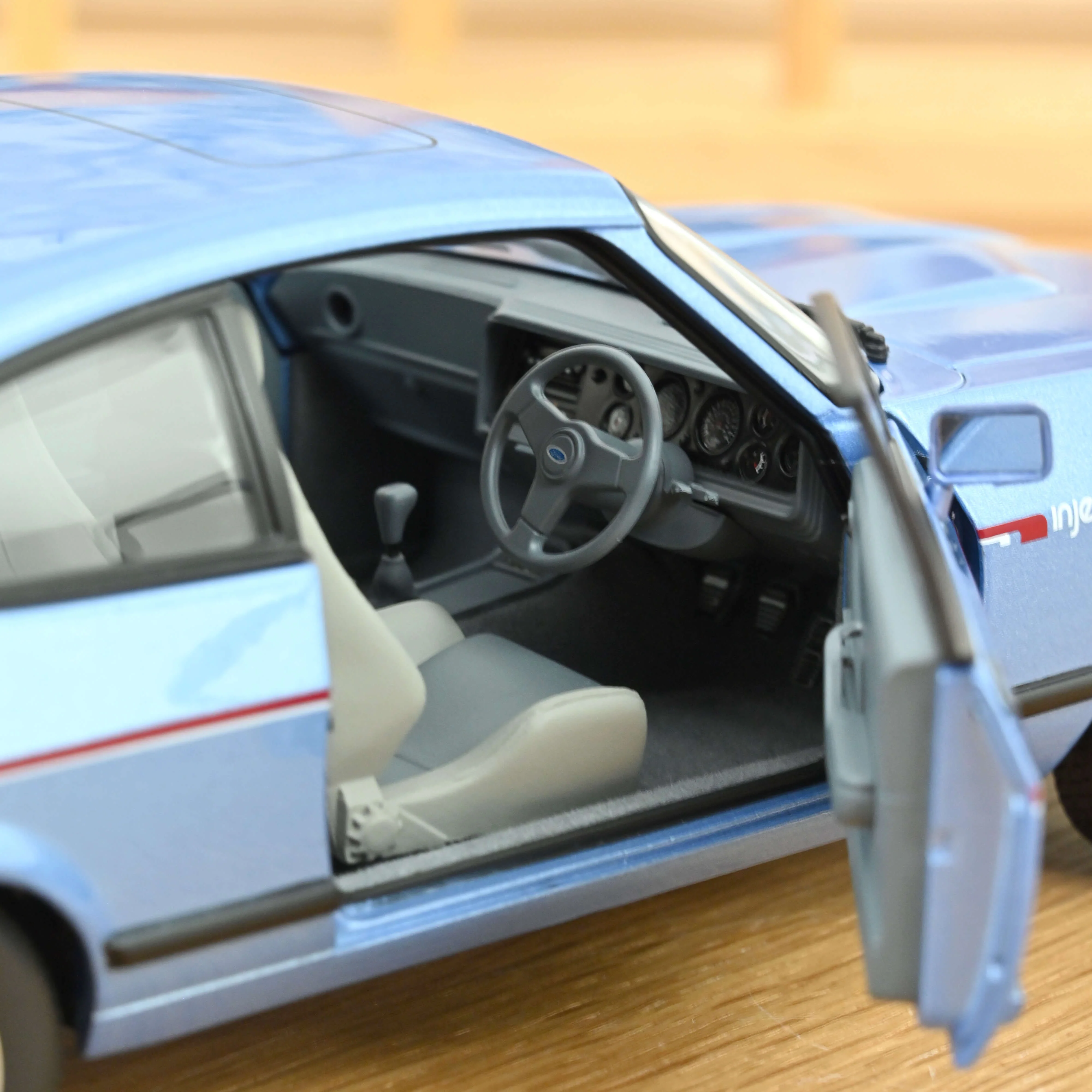 Ford Capri Mk.III 2.8 Injection RHD 1984 Bleu Paris métallisé 1/18 - Image 4
