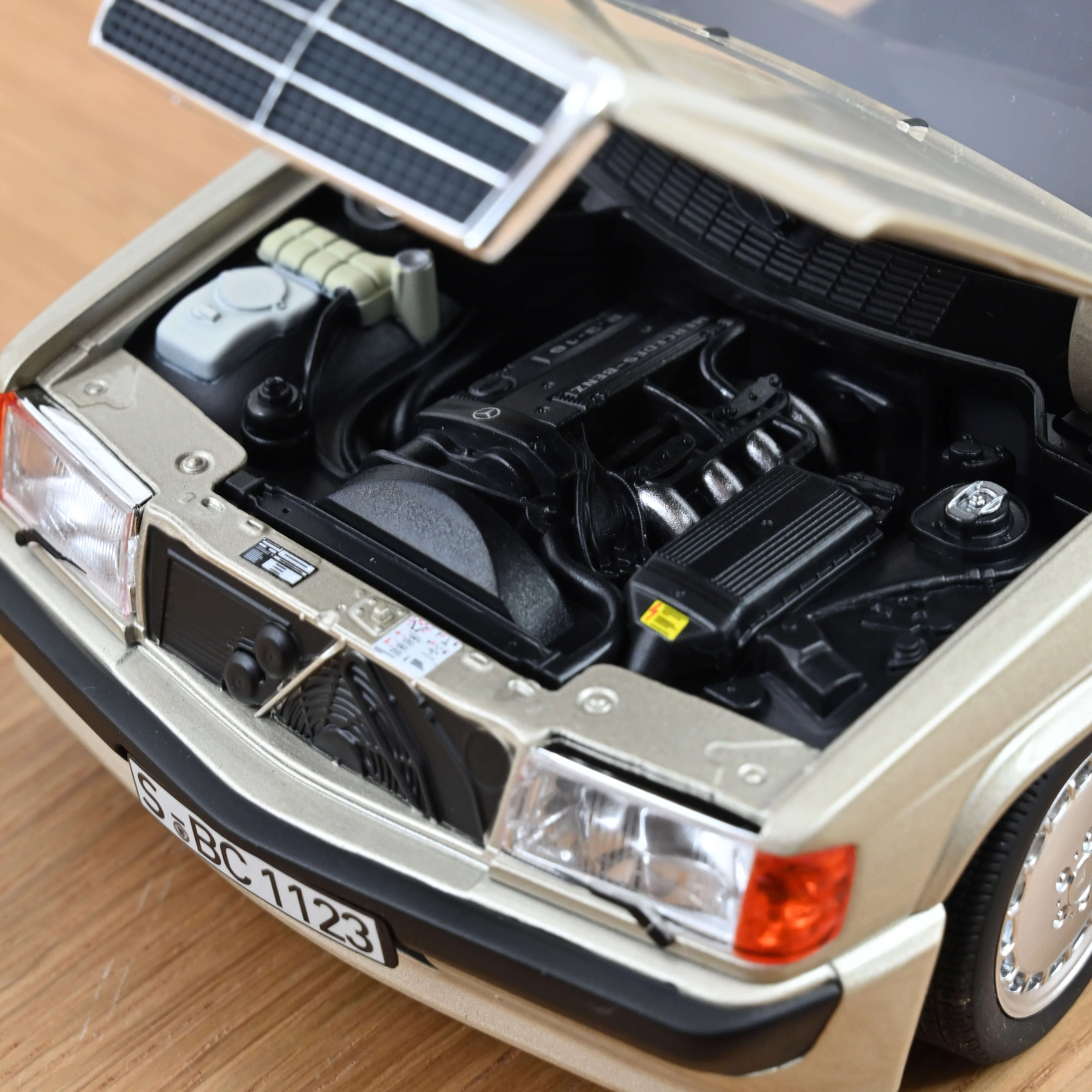 Mercedes-Benz 190 E 2.3-16 1984 Smoke Argent Métallisé 1/18 - Image 4