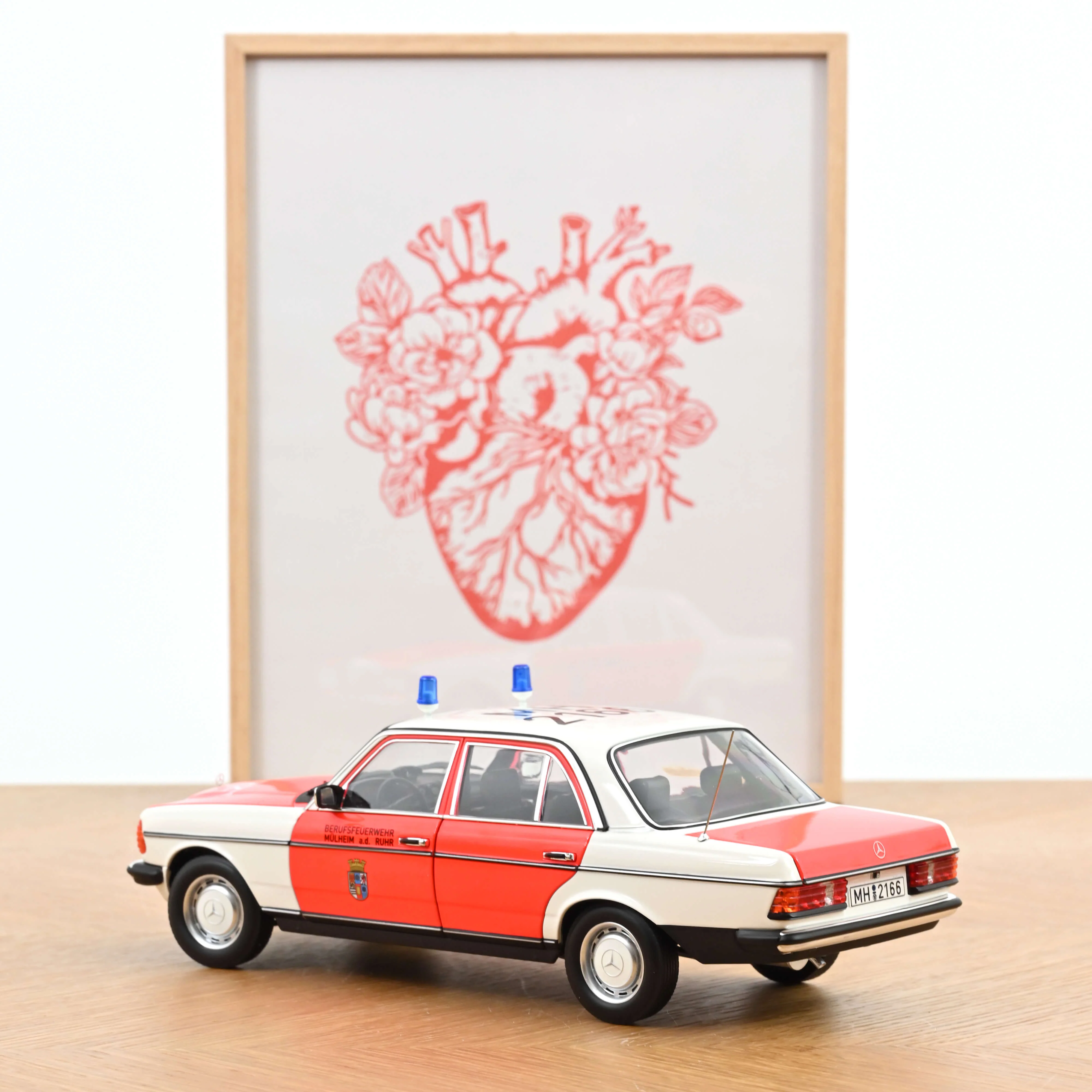 Mercedes-Benz 200 1984 Ambulance de secours 1/18 - Image 3