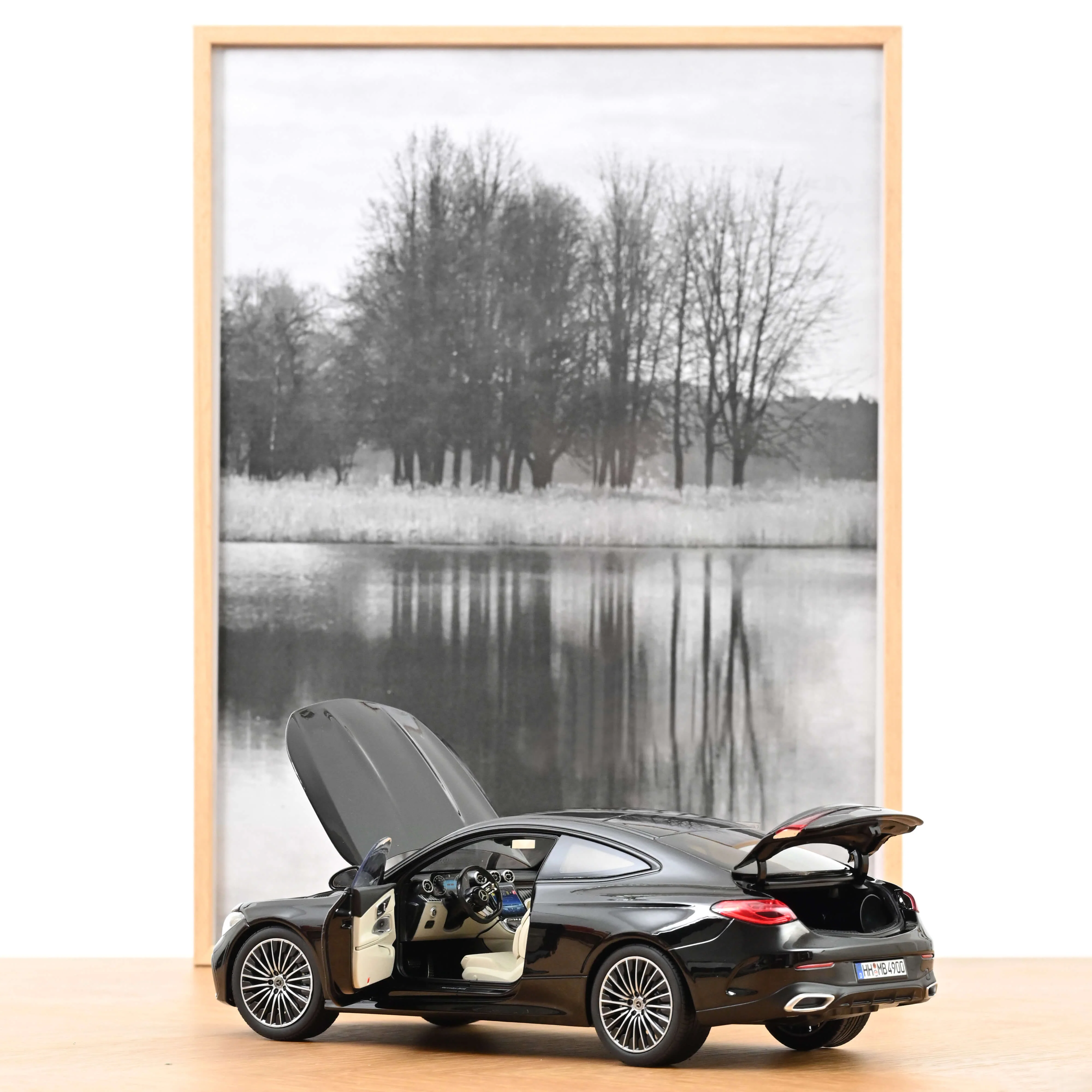 Mercedes-Benz CLE Coupé 2024 Noir obsidien métallisé 1/18 - Image 2