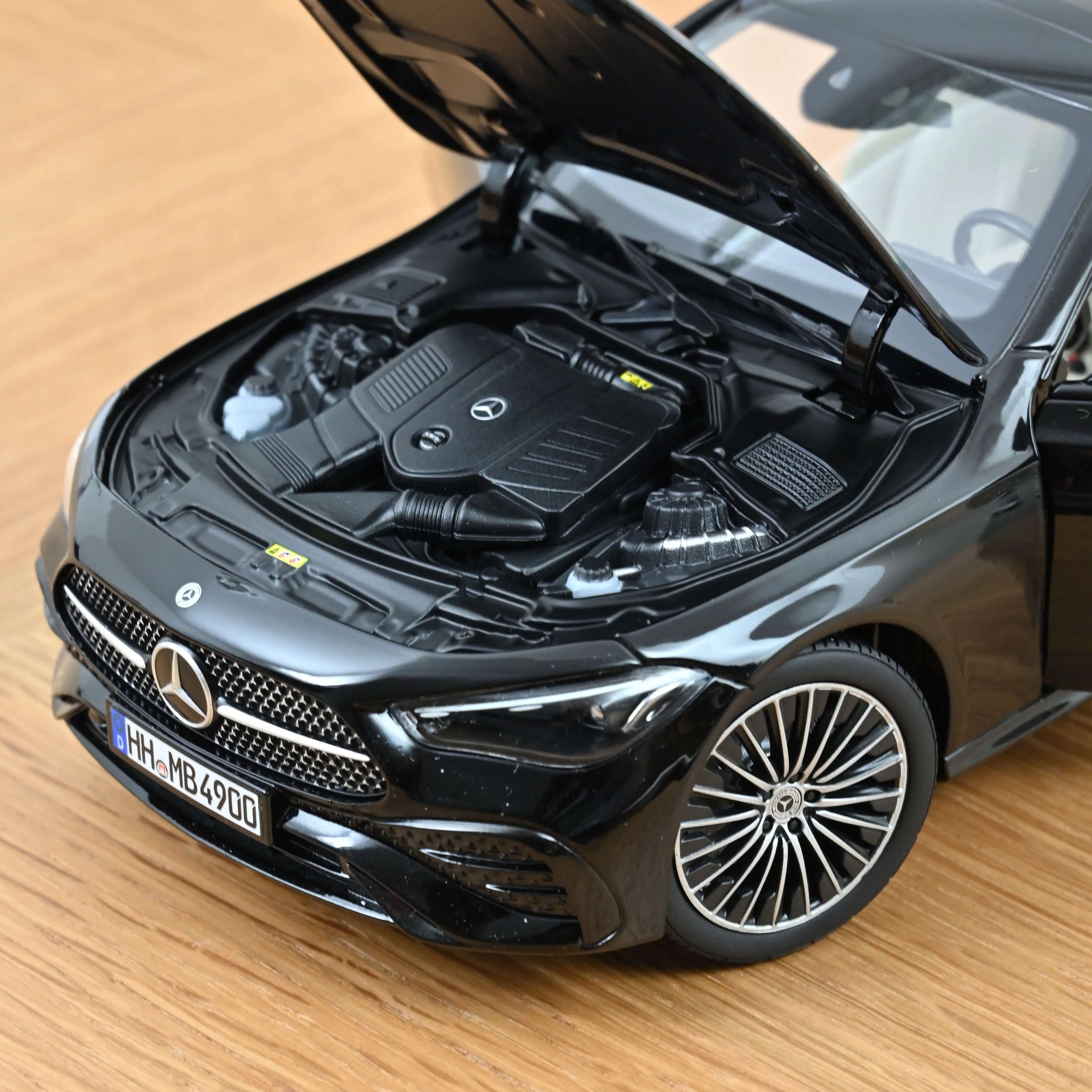 Mercedes-Benz CLE Coupé 2024 Noir obsidien métallisé 1/18 - Image 4