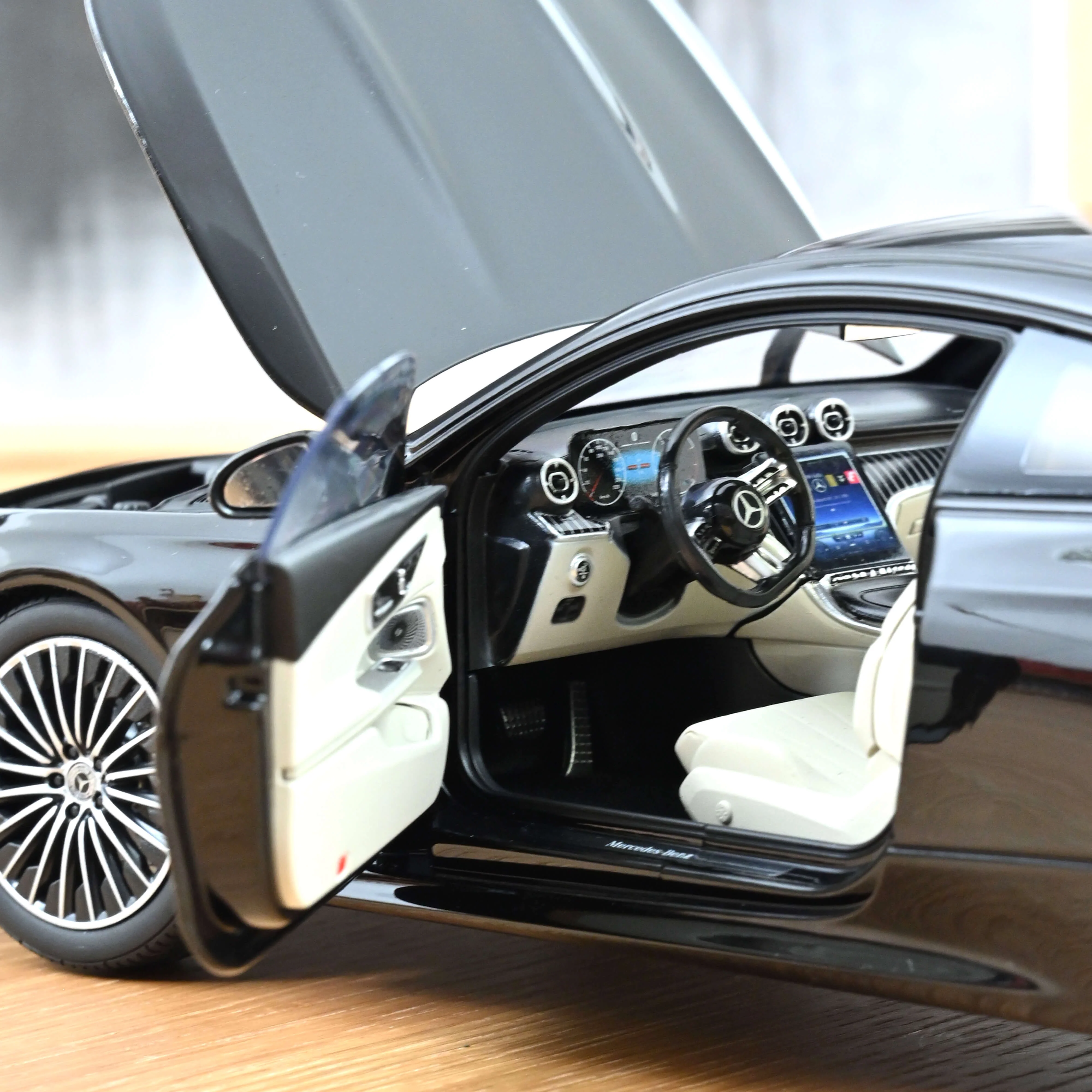 Mercedes-Benz CLE Coupé 2024 Noir obsidien métallisé 1/18 - Image 5