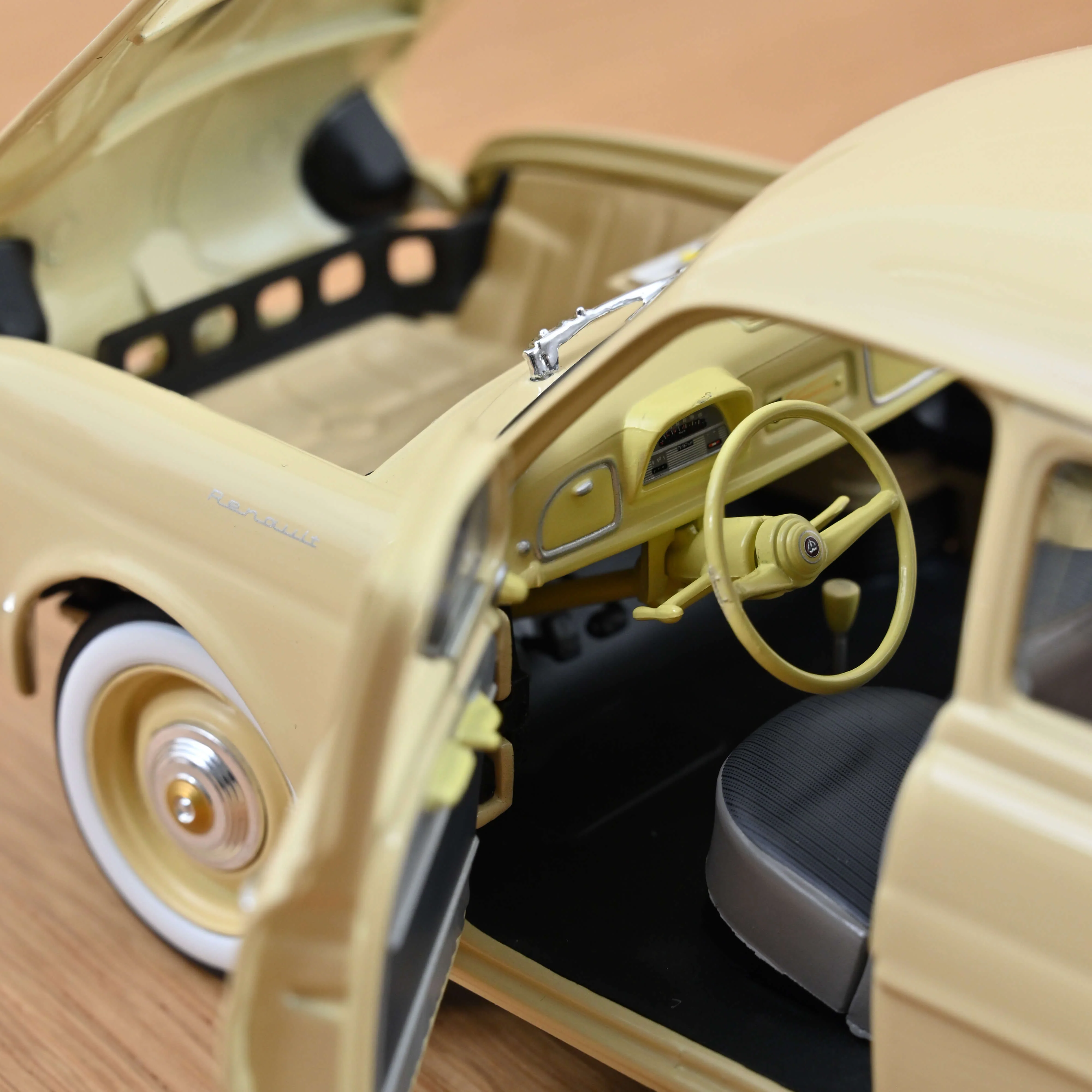Renault Dauphine 1958 Beige 1/18 - Image 4