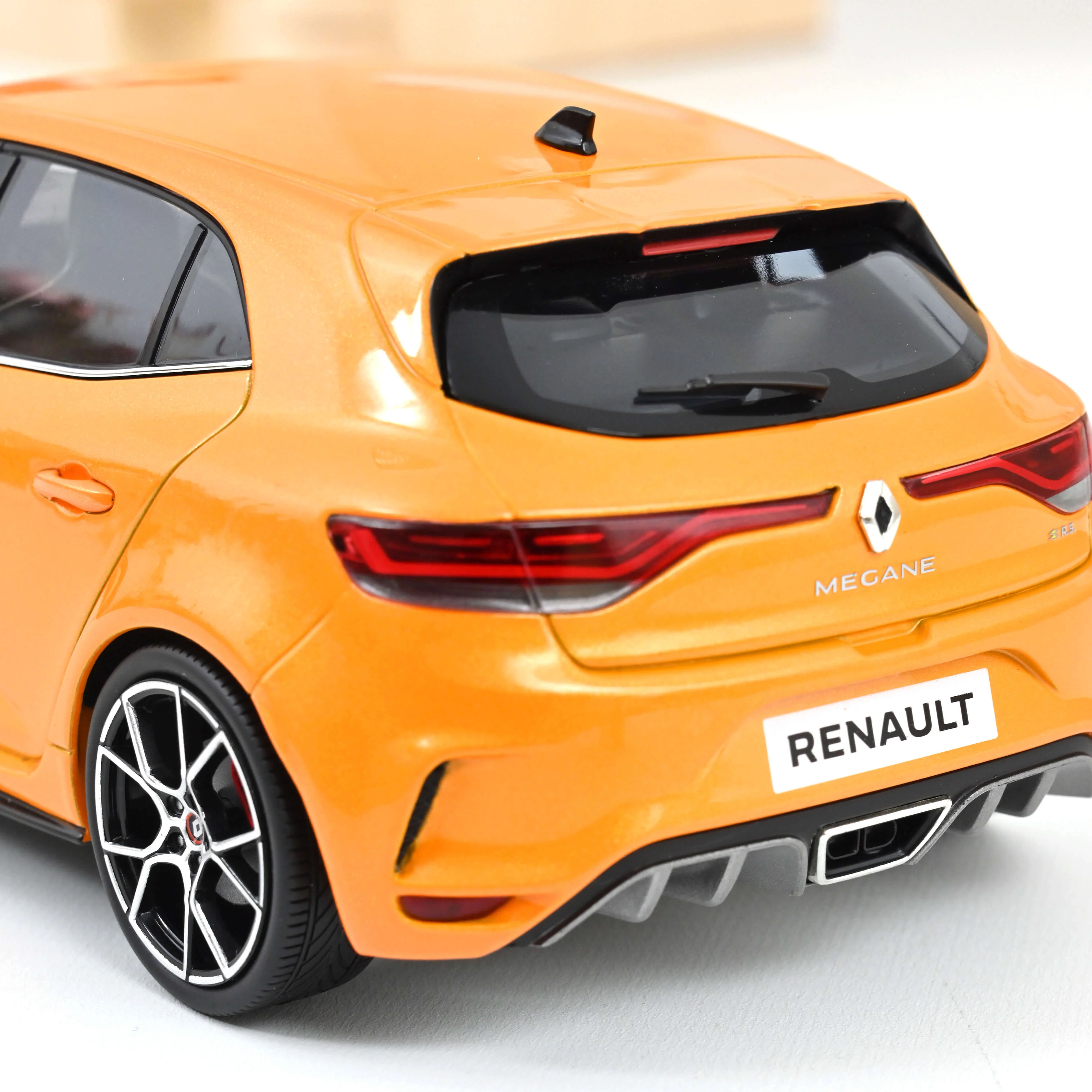 Renault Mégane R.S. Trophy 2022 Orange Tonique 1/18 - Image 4