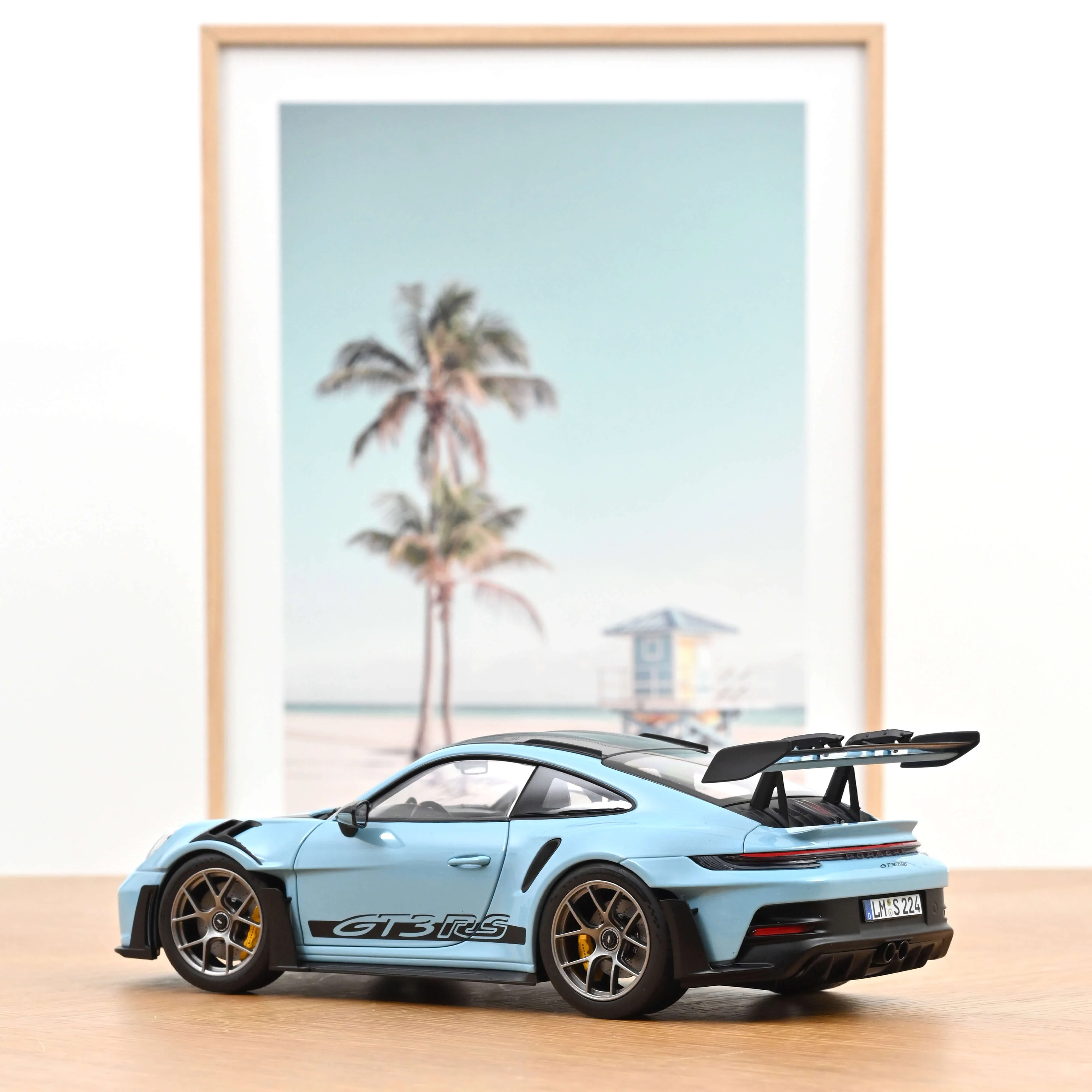 Porsche 911 GT3 RS avec Pack Weissach 2022 Bleu Gulf 1/18 - Image 3