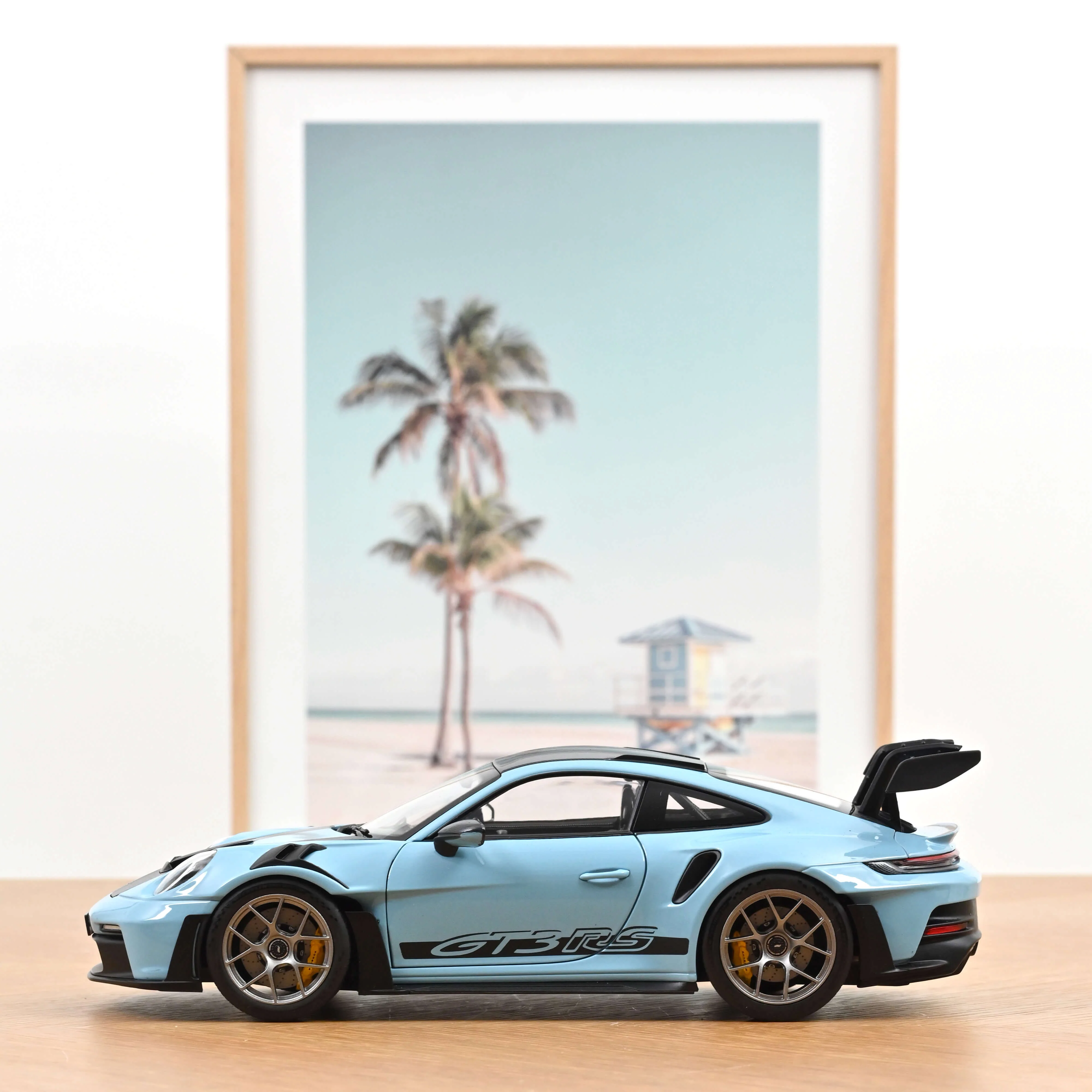 Porsche 911 GT3 RS avec Pack Weissach 2022 Bleu Gulf 1/18 - Image 4