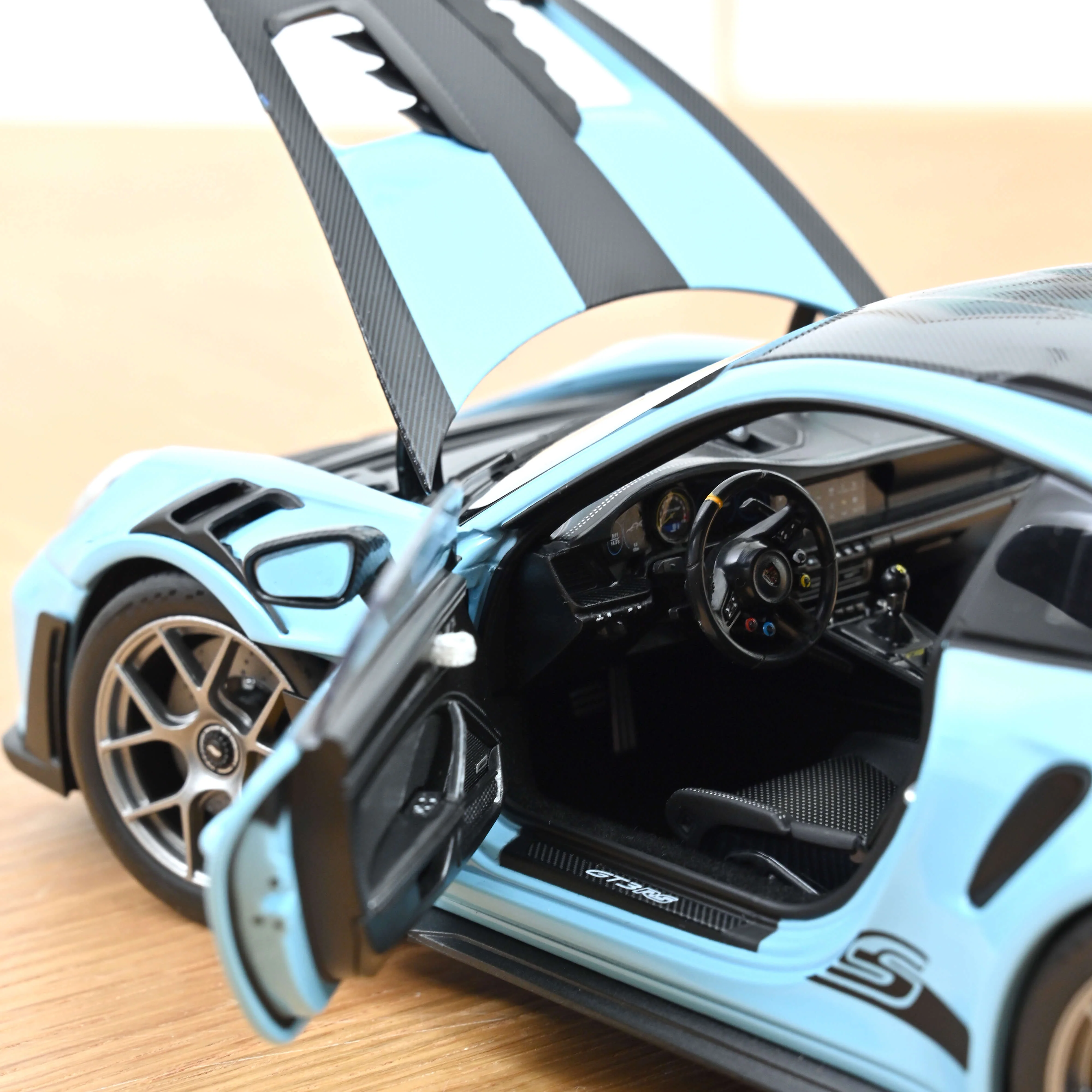 Porsche 911 GT3 RS avec Pack Weissach 2022 Bleu Gulf 1/18 - Image 5
