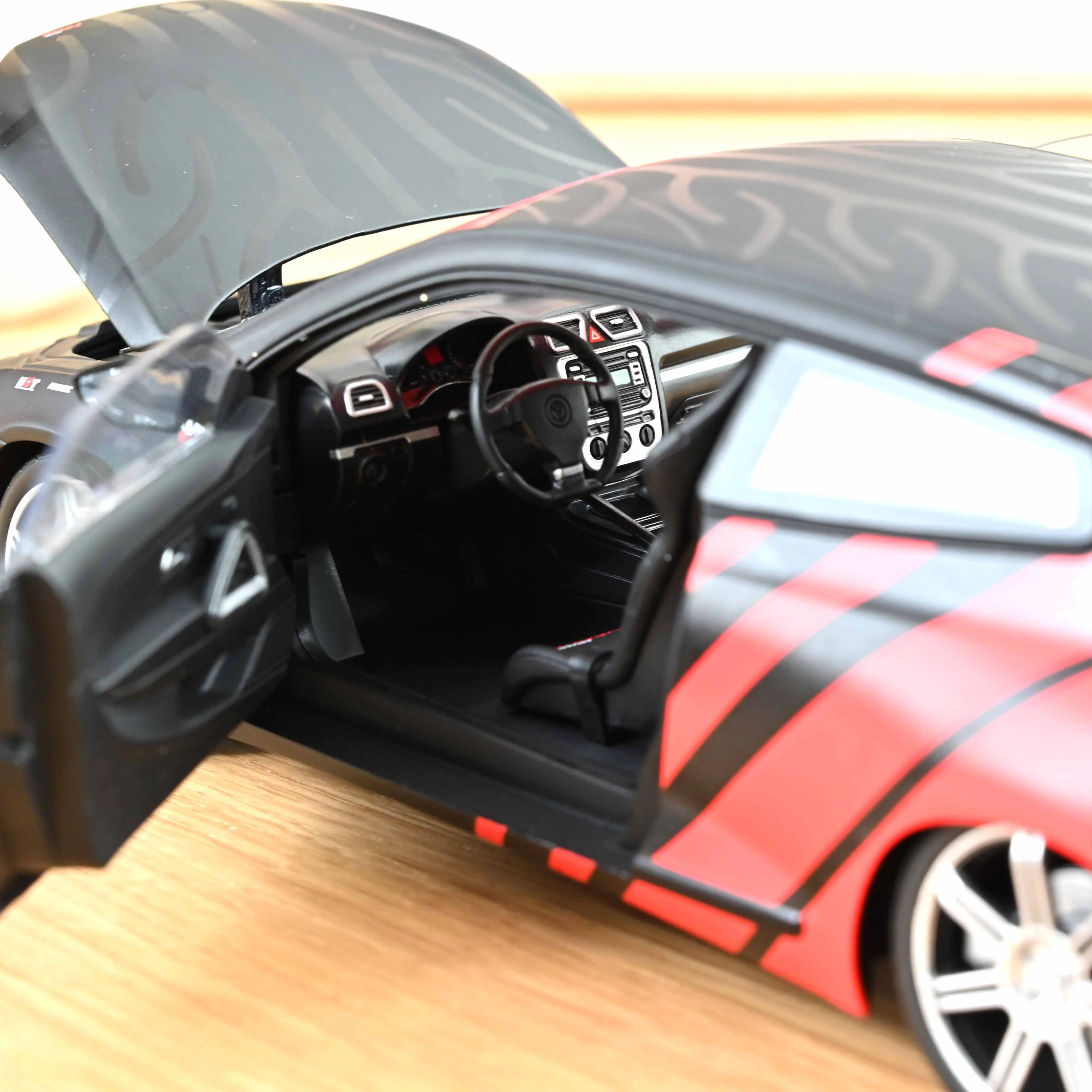 VW Scirocco CESAM PTRS 2009 Noir/Rouge 1/18 - Image 5