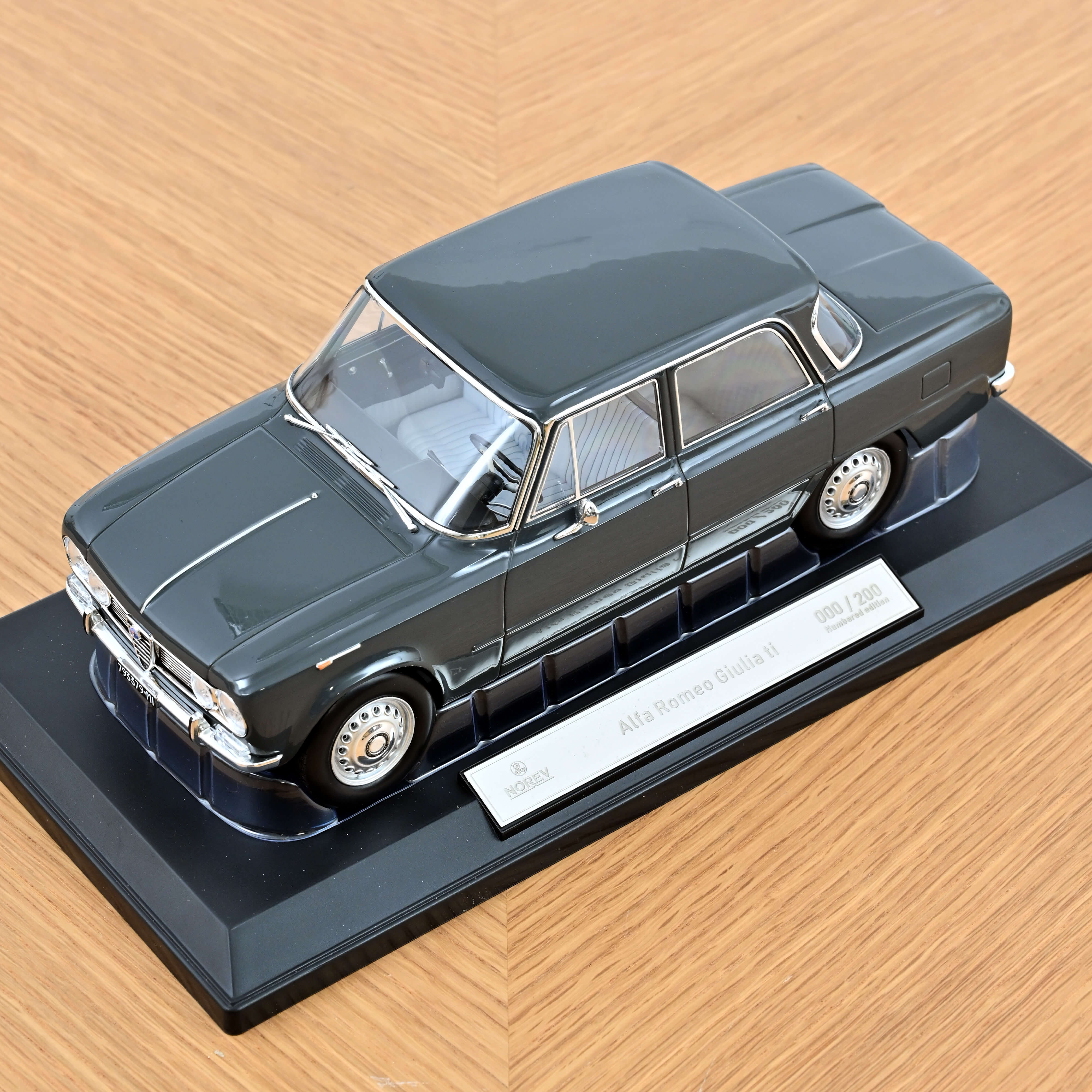 Alfa Romeo Giulia TI 1964 Gris Graphite 1/18 - 200pcs - Image 3