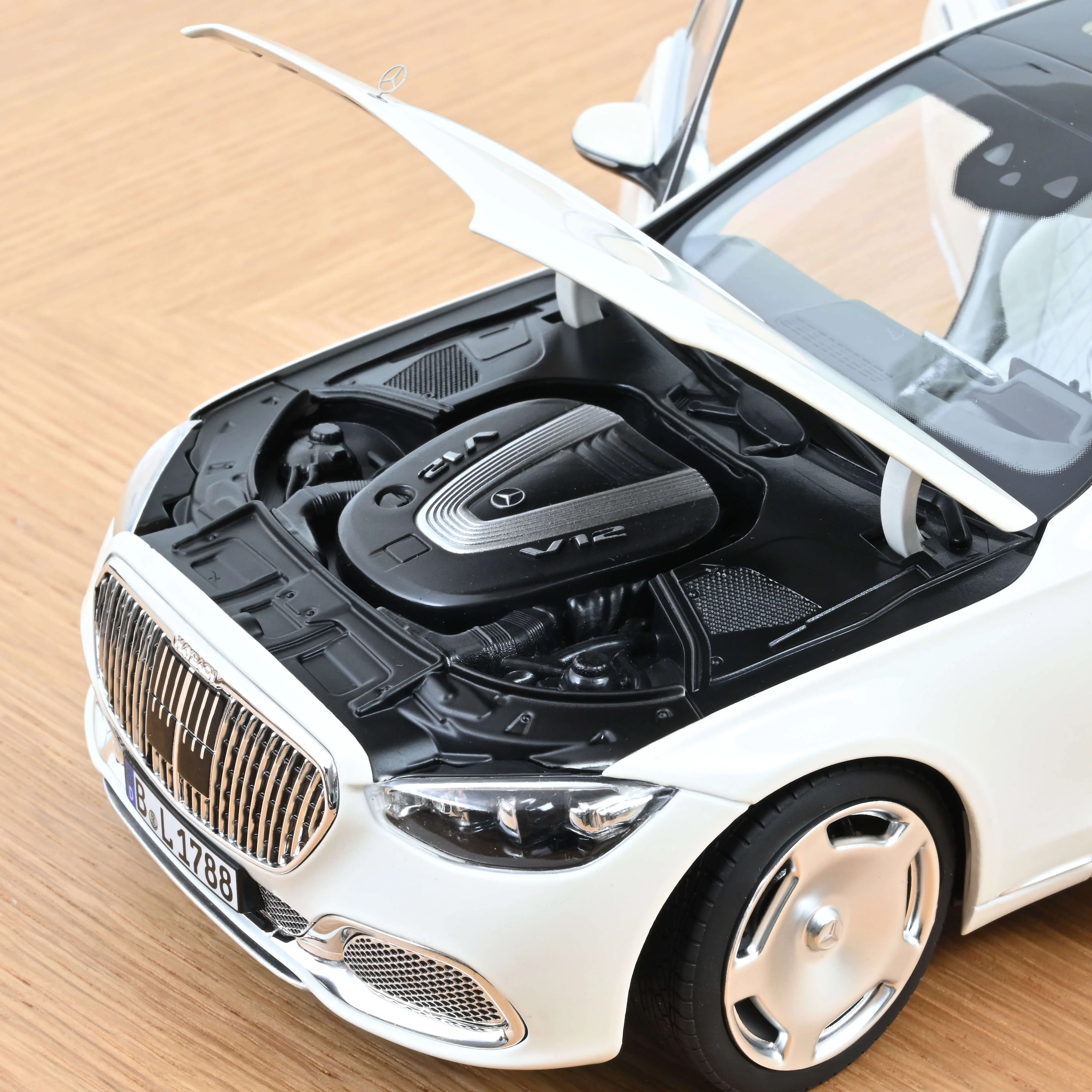 Mercedes-Maybach S 680 4MATIC 2021 Blanc Diamant met 1/18 - Image 4