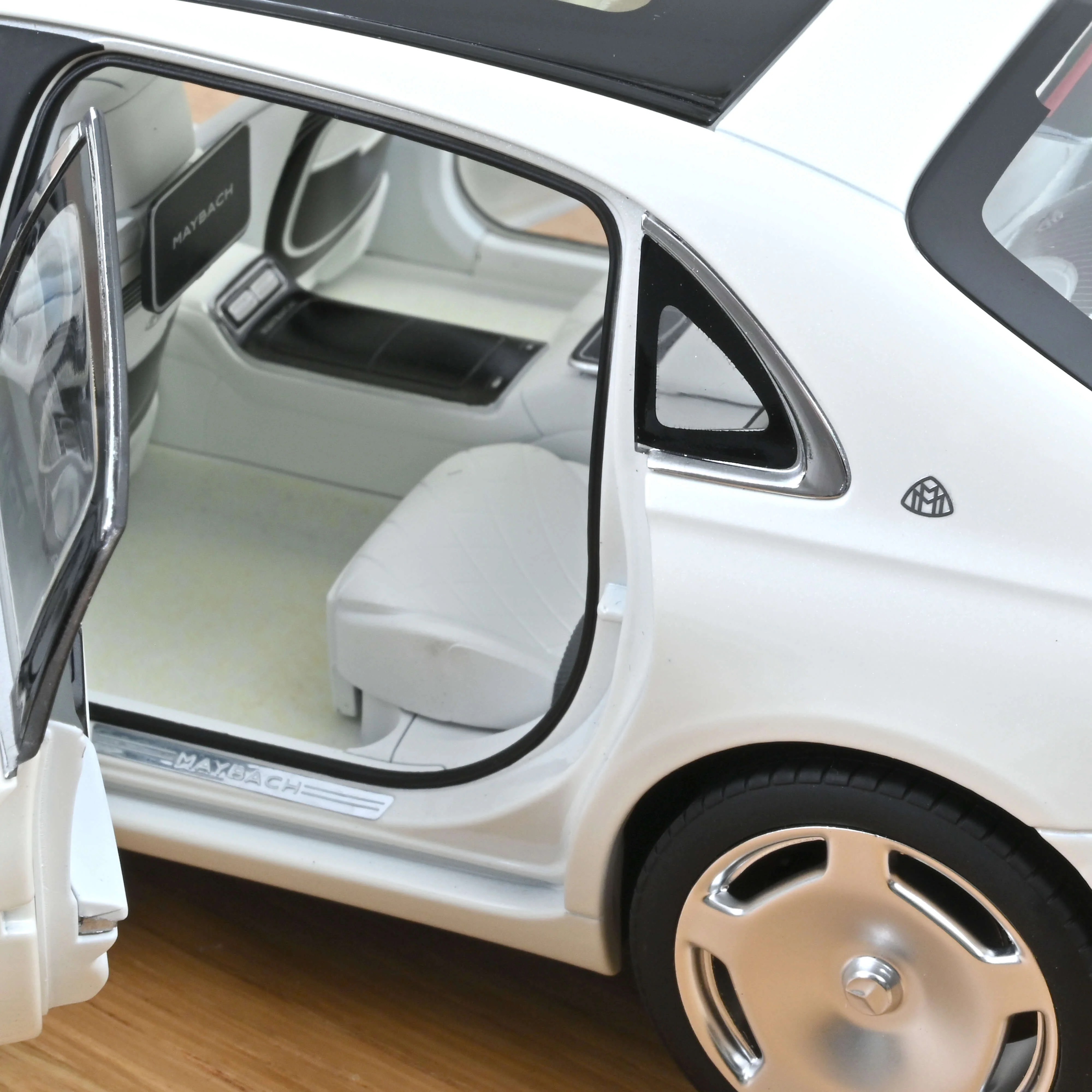 Mercedes-Maybach S 680 4MATIC 2021 Blanc Diamant met 1/18 - Image 6
