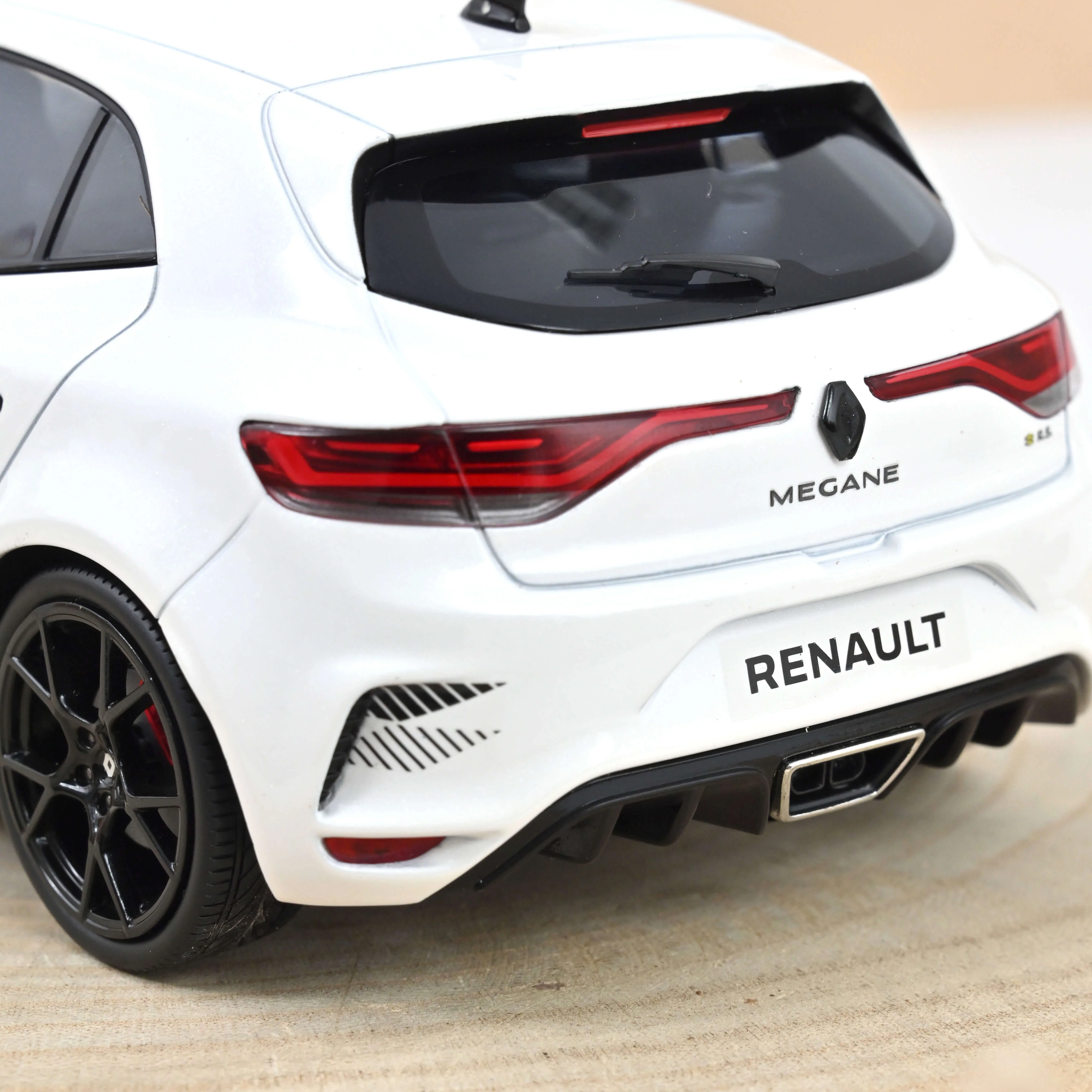 Renault Megane R.S. Ultime 2023 Blanc nacré 1/18 - Image 4