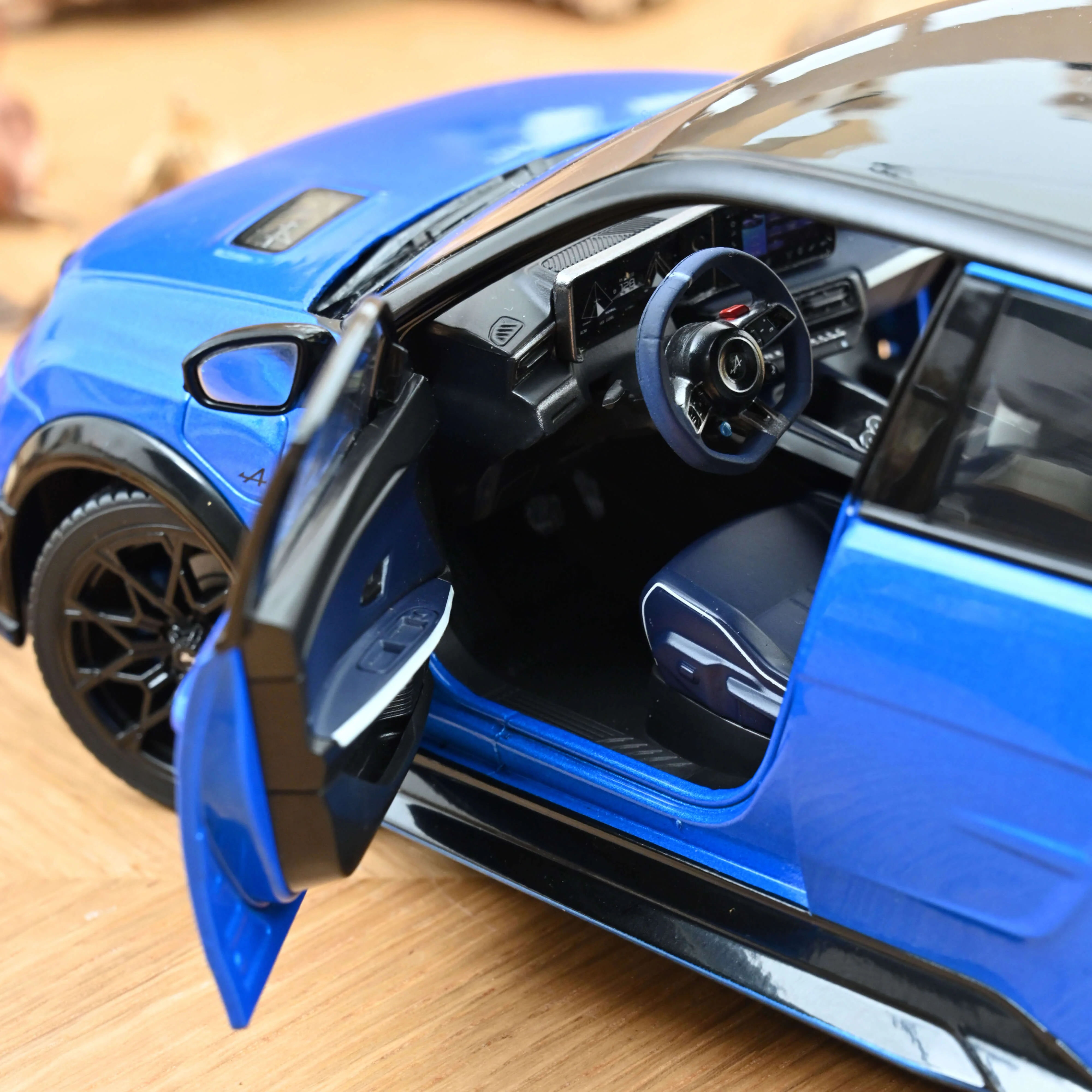 Alpine A290 GTS 2025 Bleu Alpine Vision et Noir 1/18 - Image 4