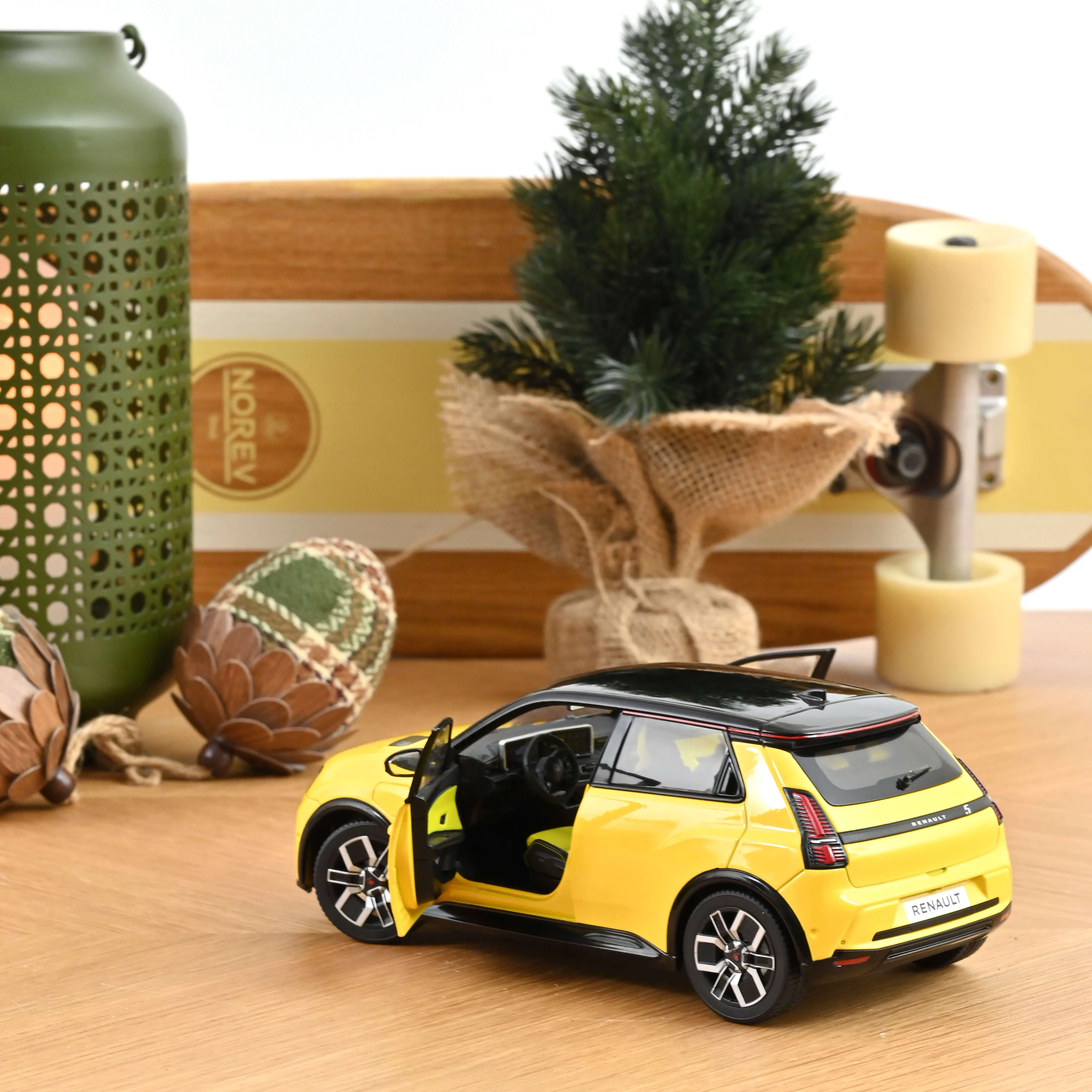 Renault 5 E-Tech Electrique 2024 Jaune Pop et Noir 1/18 - Image 2