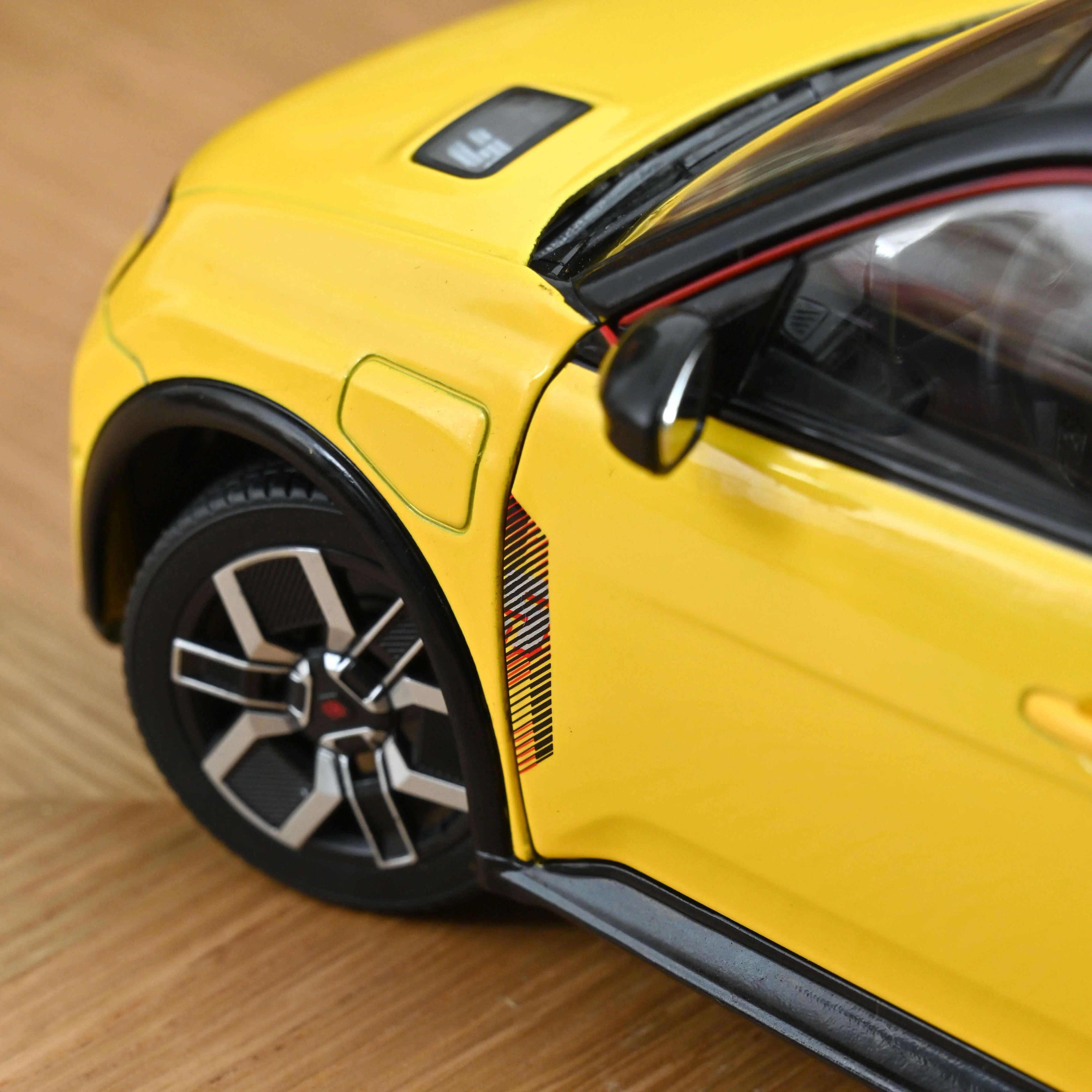 Renault 5 E-Tech Electrique 2024 Jaune Pop et Noir 1/18 - Image 4