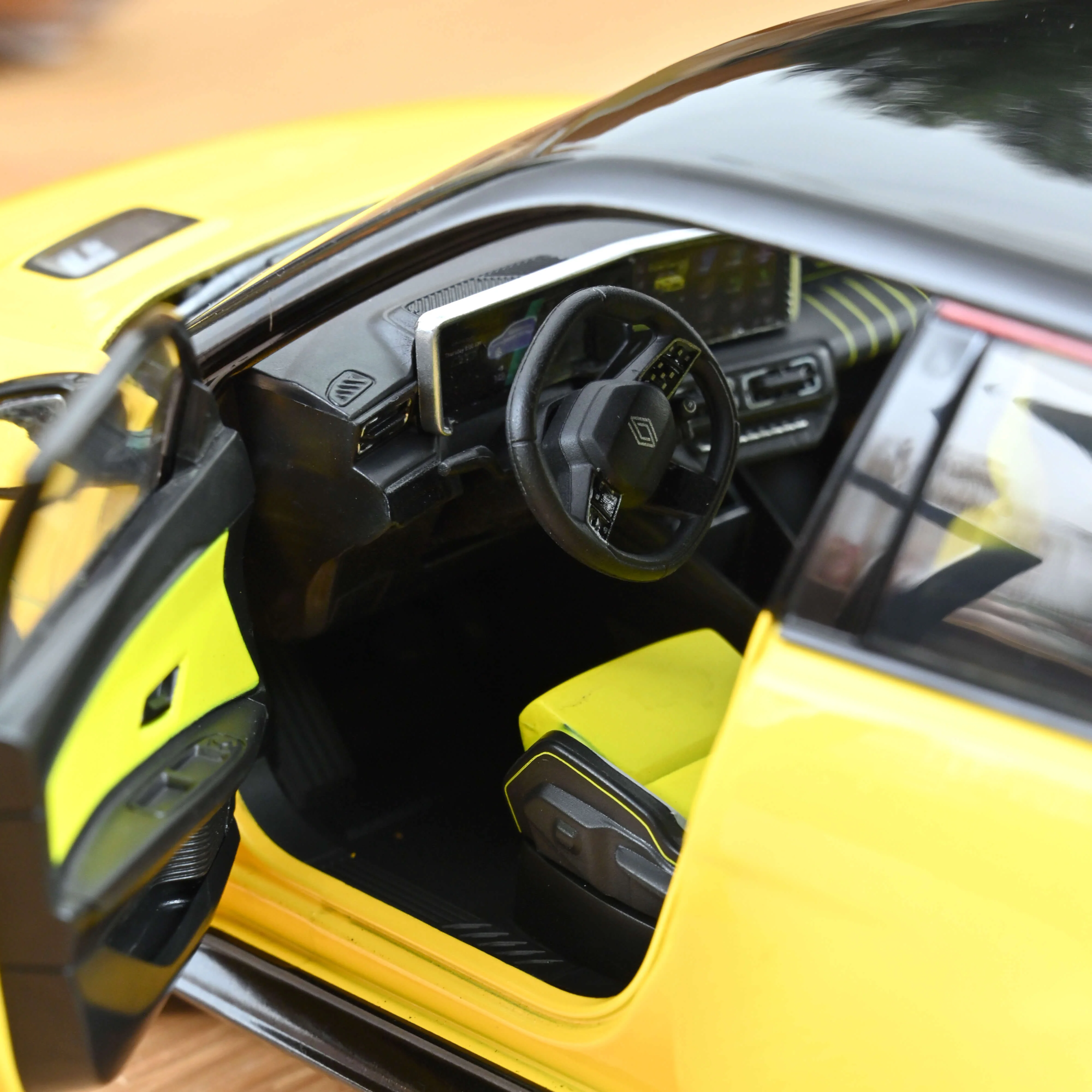 Renault 5 E-Tech Electrique 2024 Jaune Pop et Noir 1/18 - Image 5