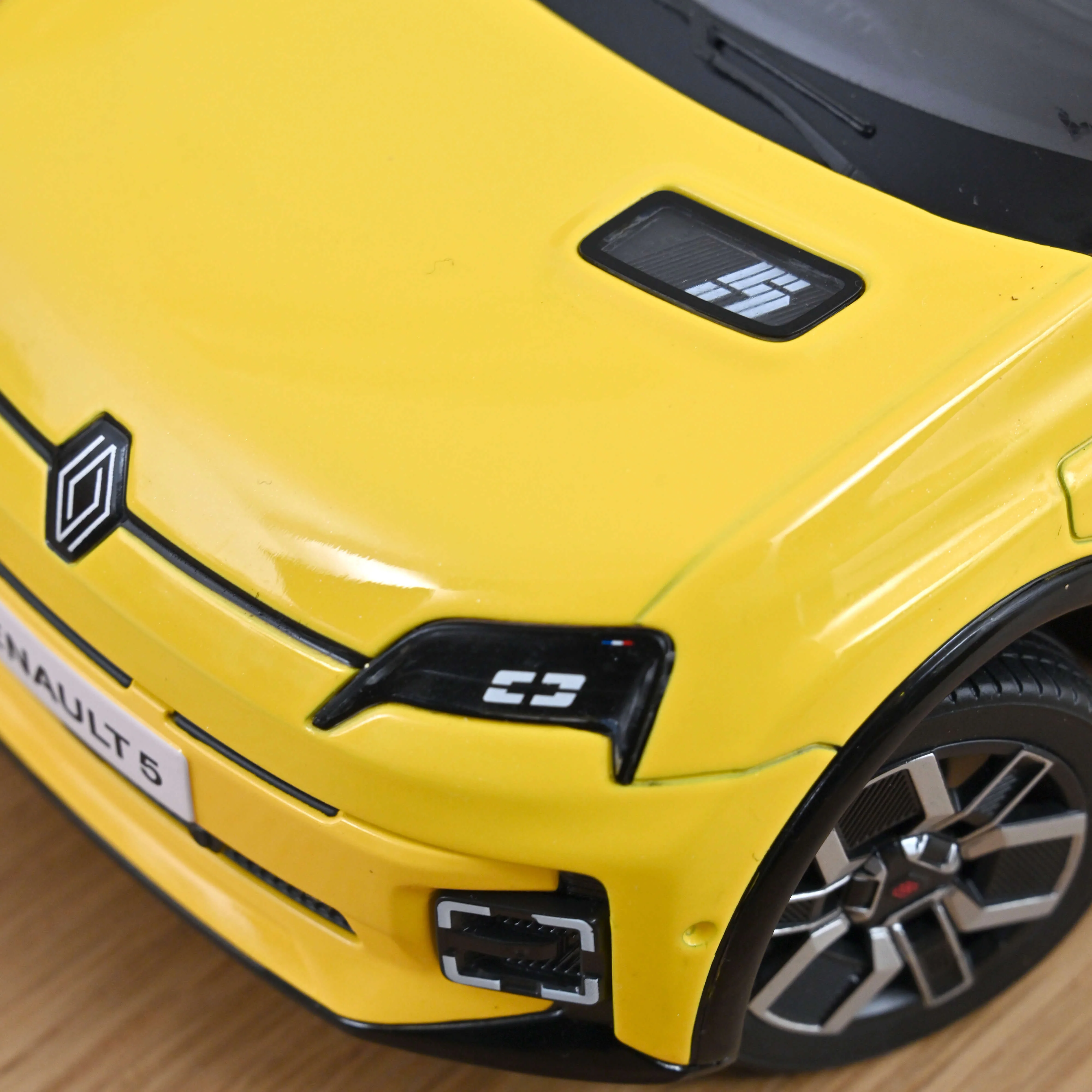 Renault 5 E-Tech Electrique 2024 Jaune Pop et Noir 1/18 - Image 6