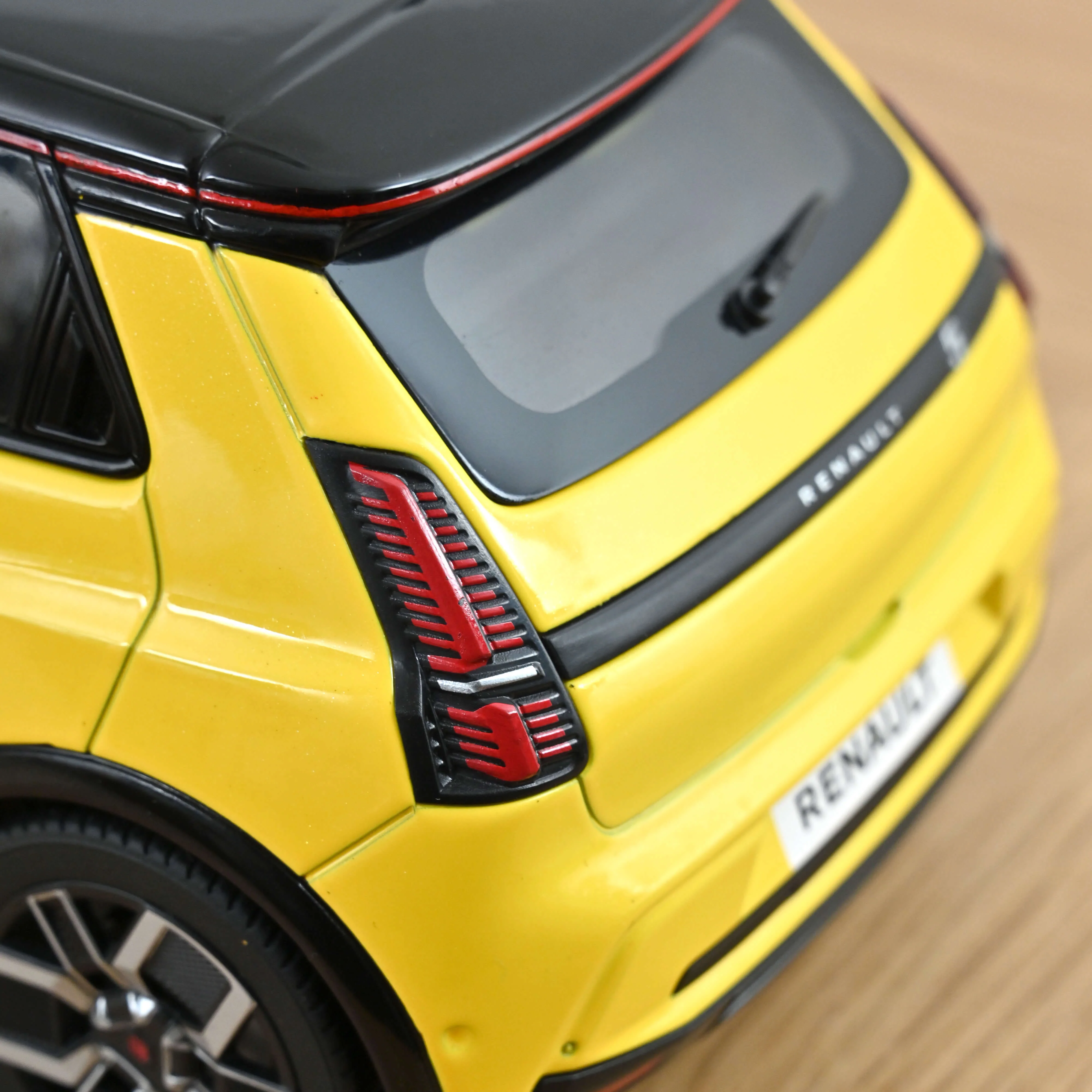 Renault 5 E-Tech Electrique 2024 Jaune Pop et Noir 1/18 - Image 7