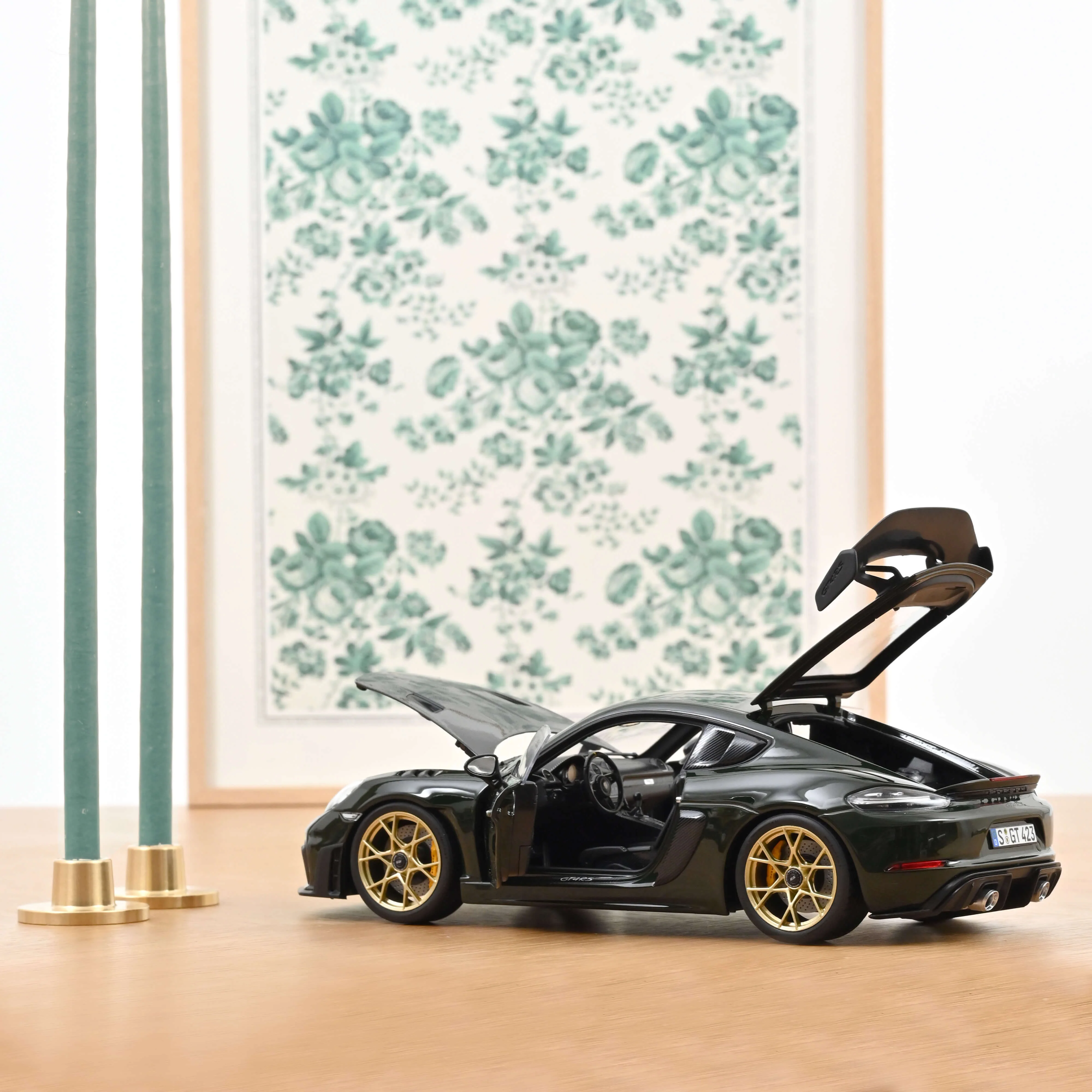 Porsche Cayman GT4 RS avec pack Weissach 2023 Vert Brewster 1/18 - Image 2