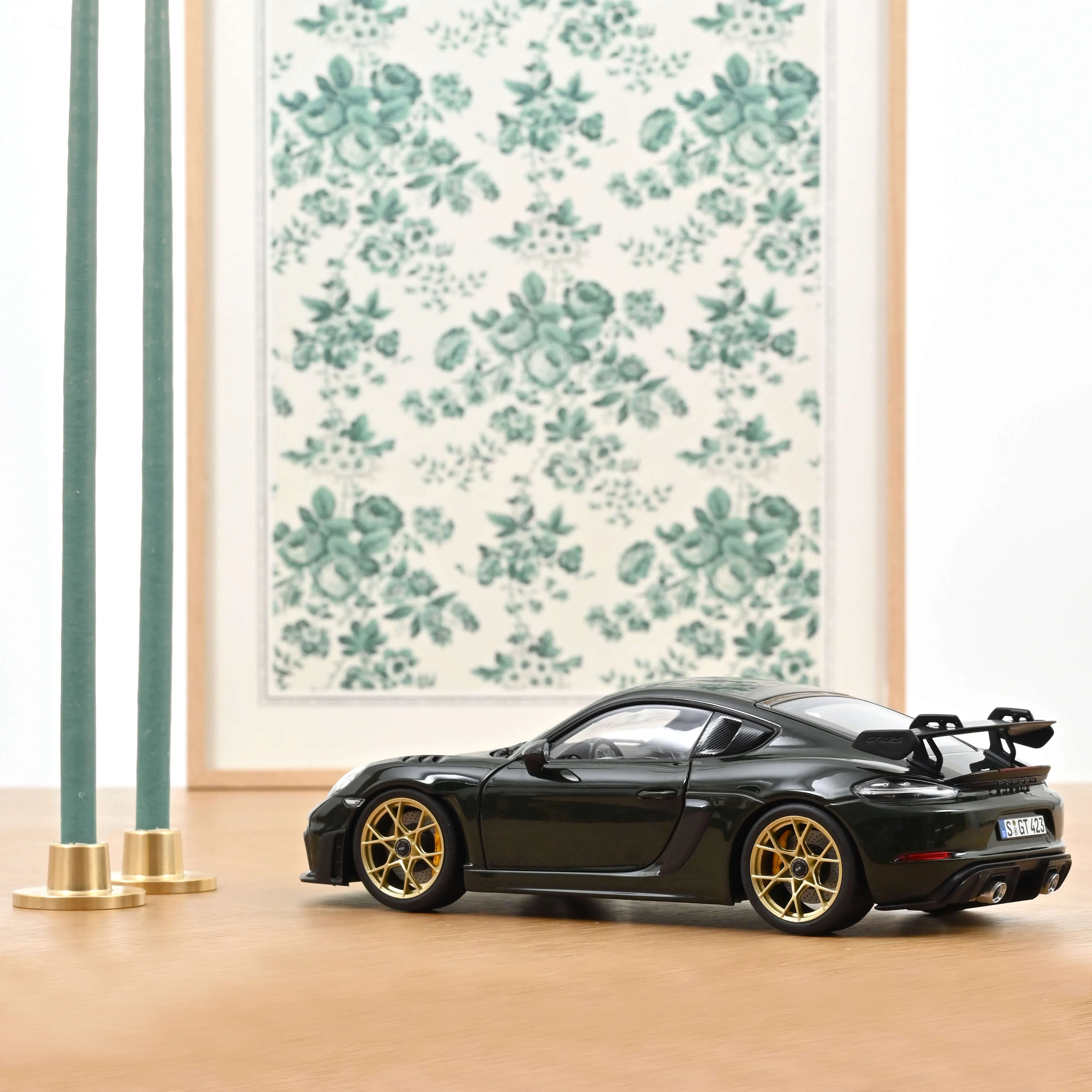 Porsche Cayman GT4 RS avec pack Weissach 2023 Vert Brewster 1/18 - Image 3